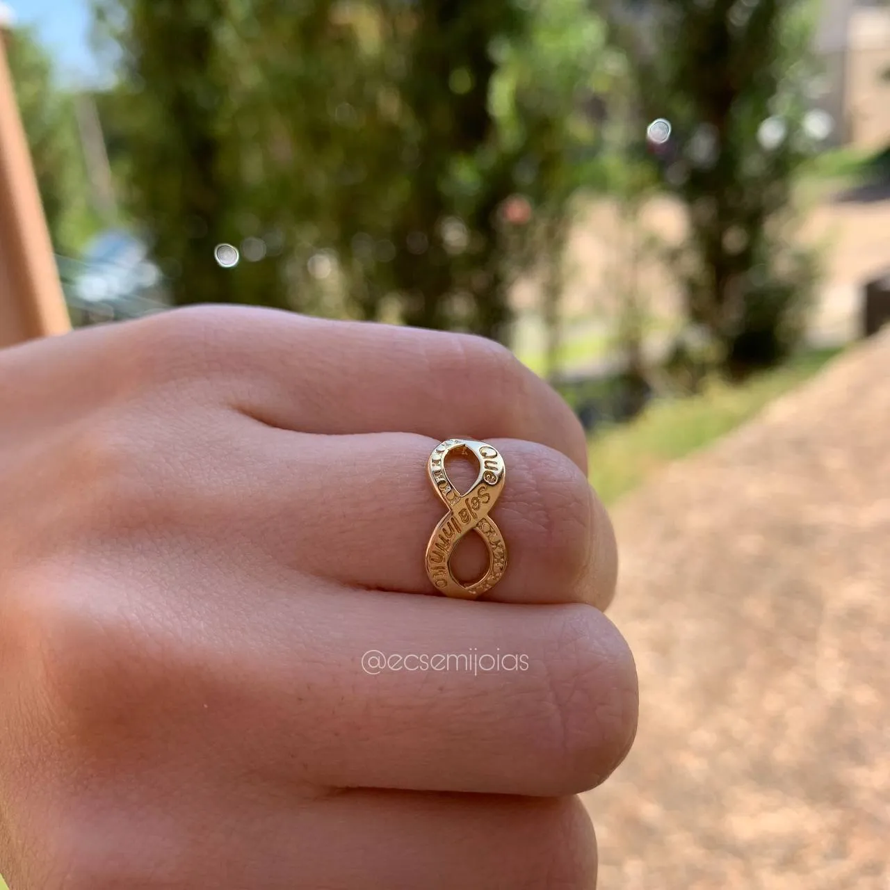 Anel infinito liso com escrita - banhado a ouro 18k