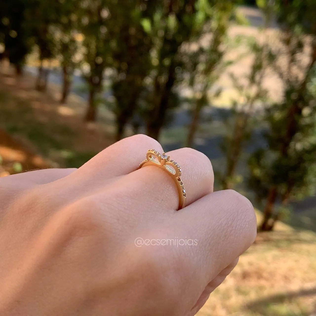 Anel laço cravejado réplica Tiffany - banhado a ouro 18k