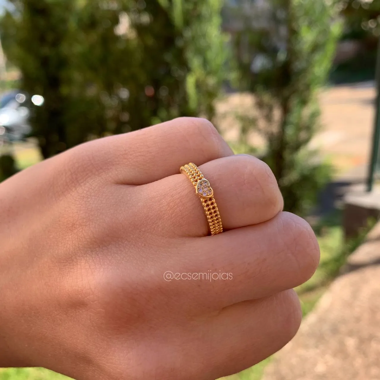 Anel largo bolinhado com coração cravejado no centro -  banhado a ouro 18k