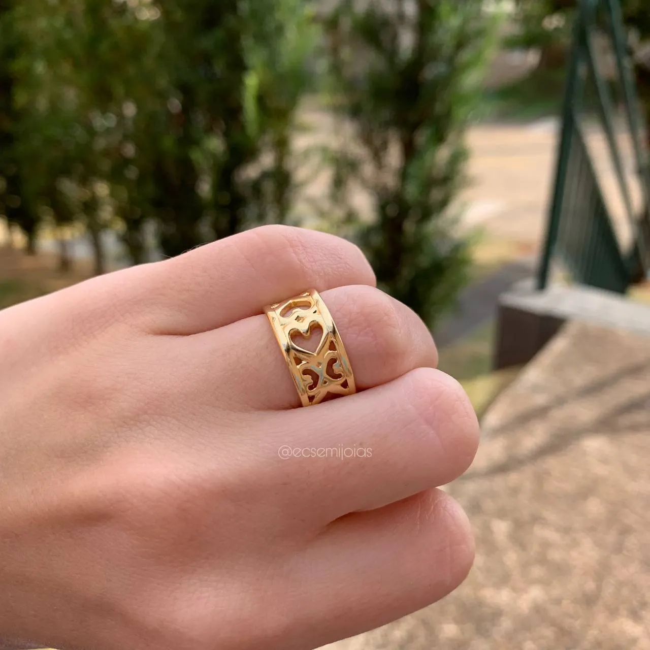 Anel largo com corações vazados - banhado a  ouro 18k