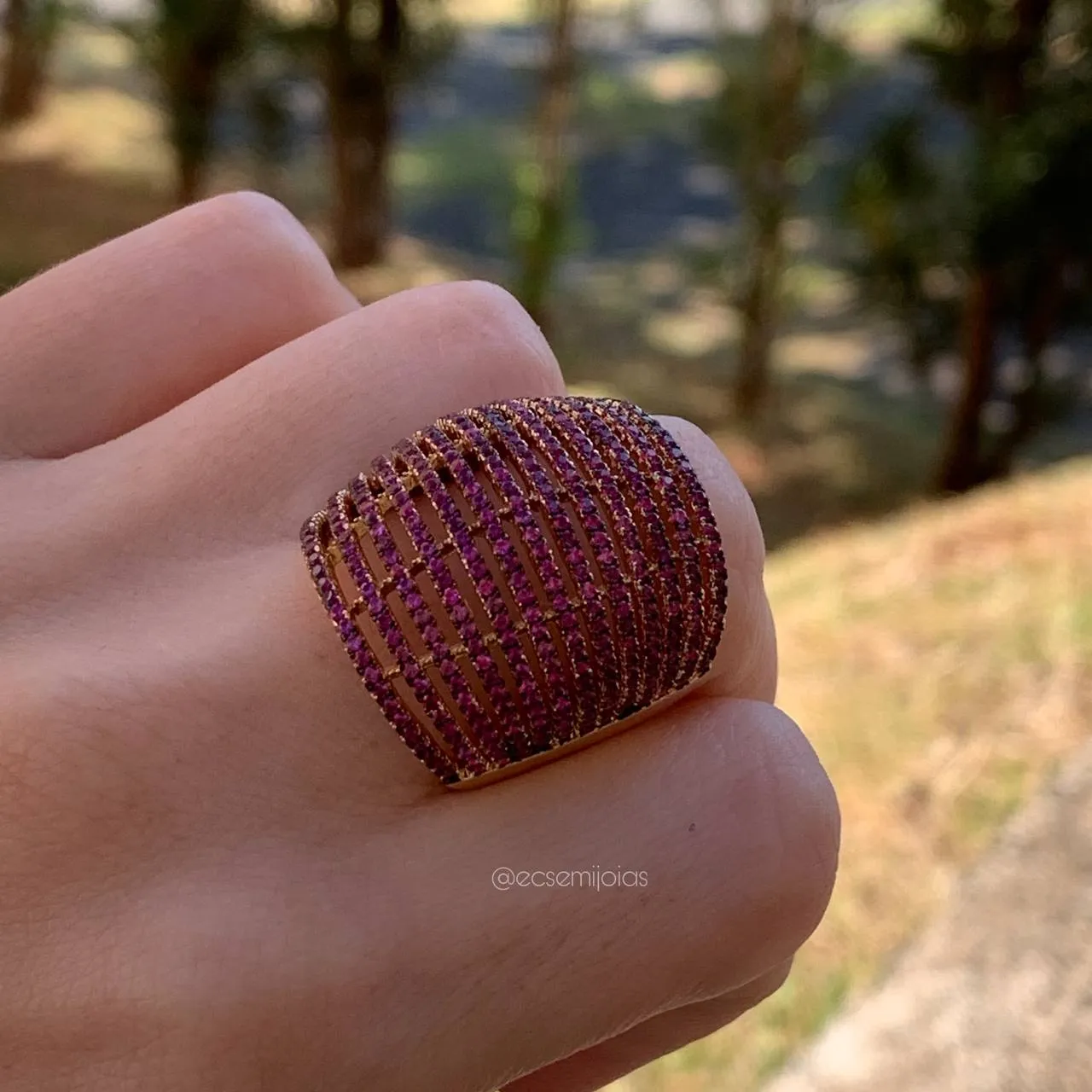 Anel largo com filetes cravejados - banhado a ouro 18k