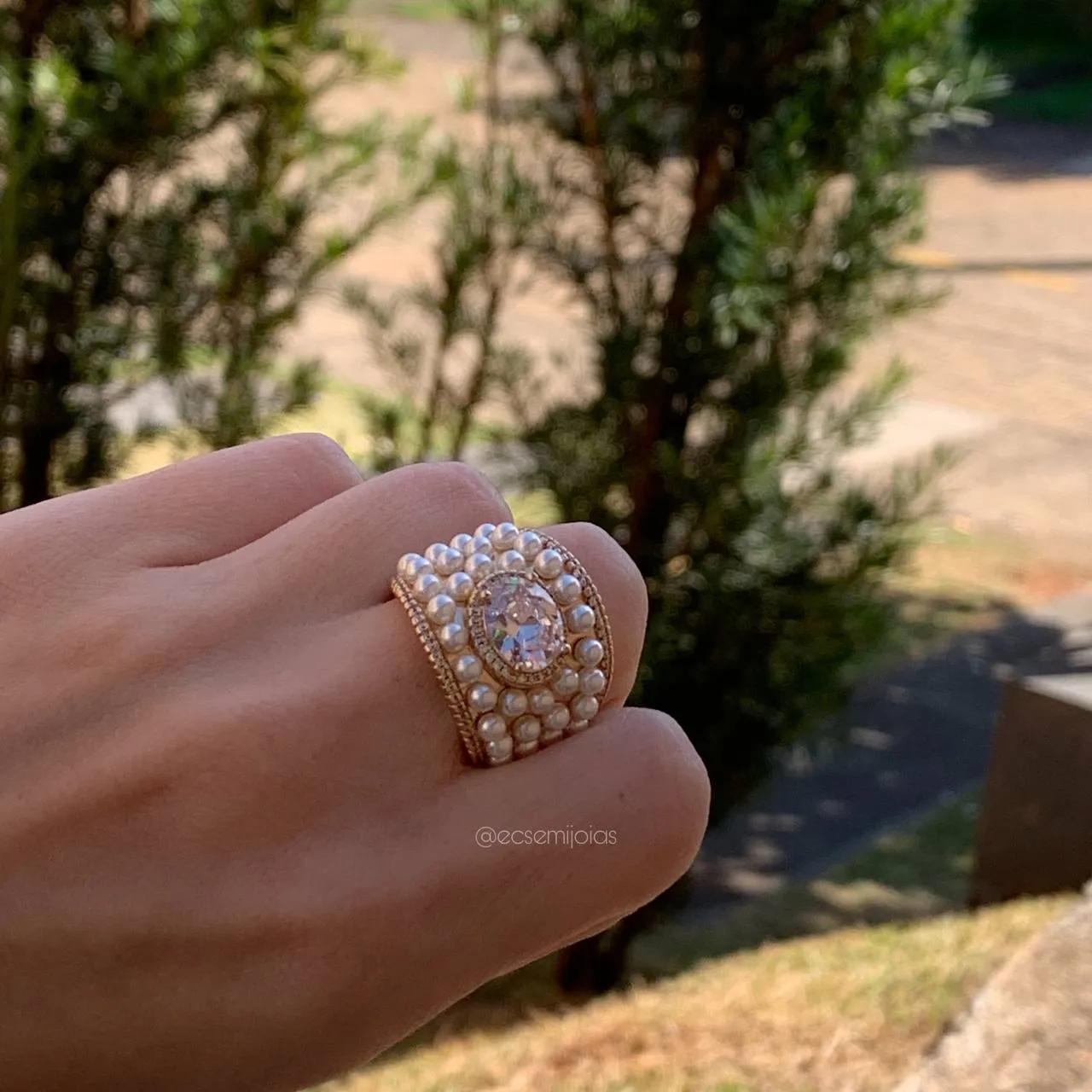 Anel largo com pérolas e zircônia oval no centro - banhado a ouro 18k