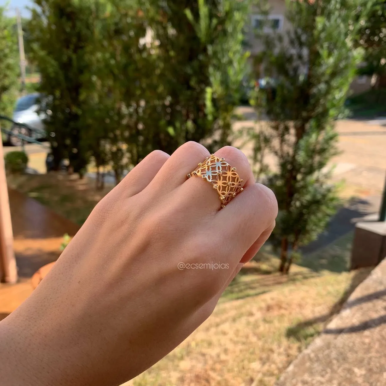 Anel largo com zircônias aleatórios - banhado a ouro 18k