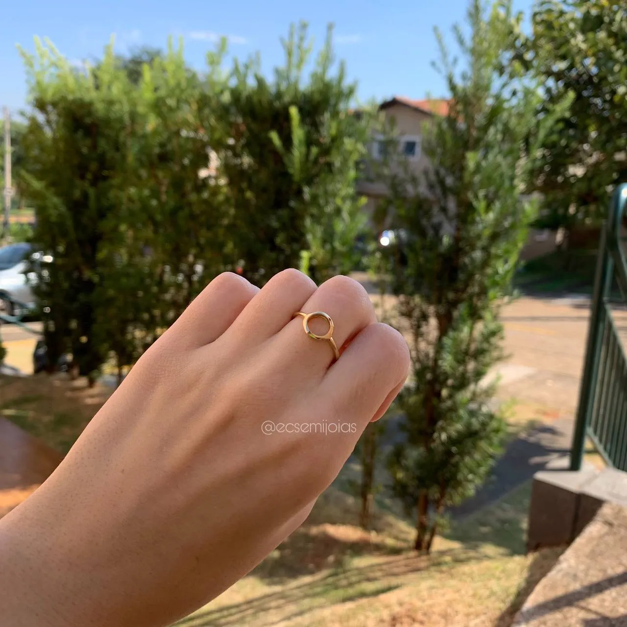 Anel liso com circulo pequeno vazado no meio - banhado a ouro 18k