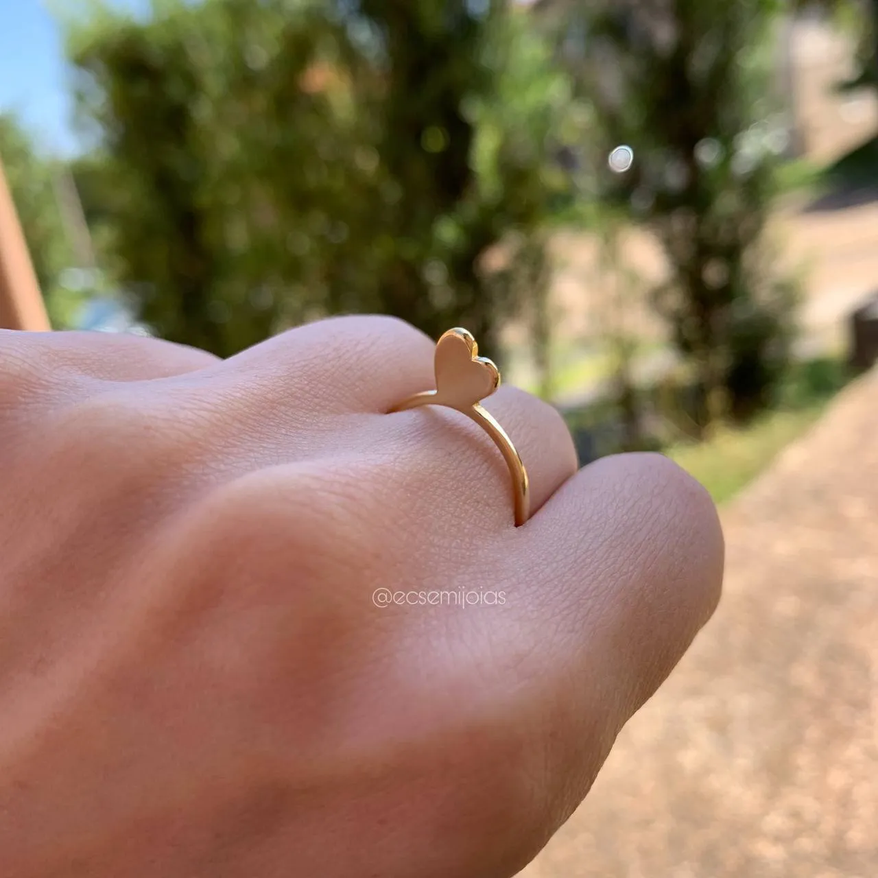 Anel liso com coração em pé- banhado a ouro 18k