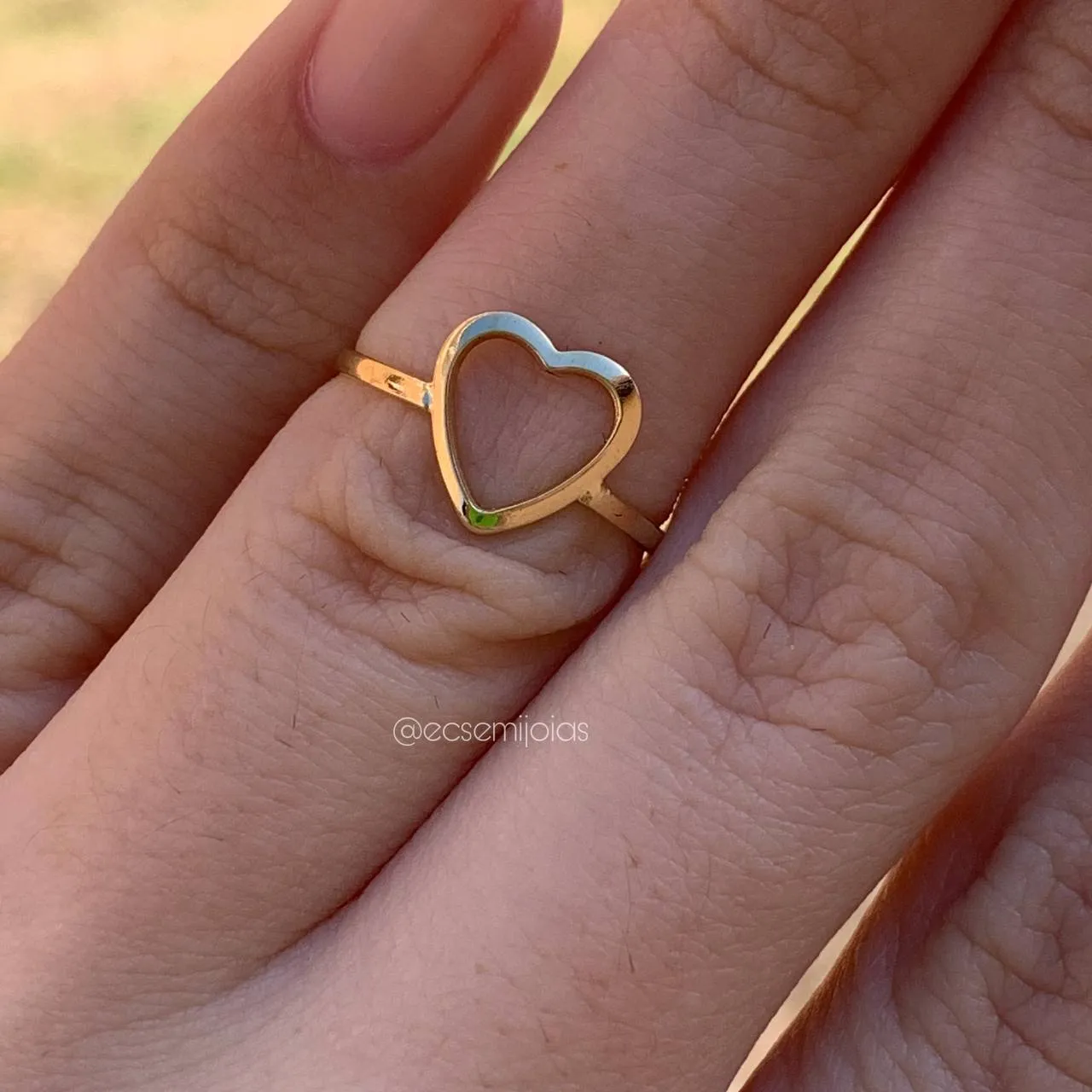 Anel liso com coração vazado no meio - banhado a ouro 18k