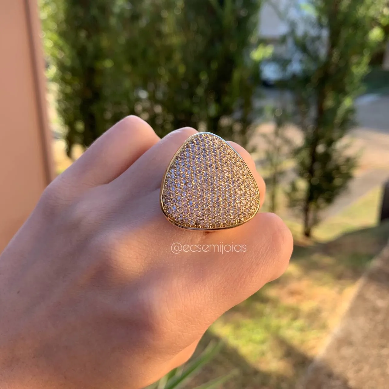 Anel losango cravejado grande aro grosso - banhado a ouro 18k