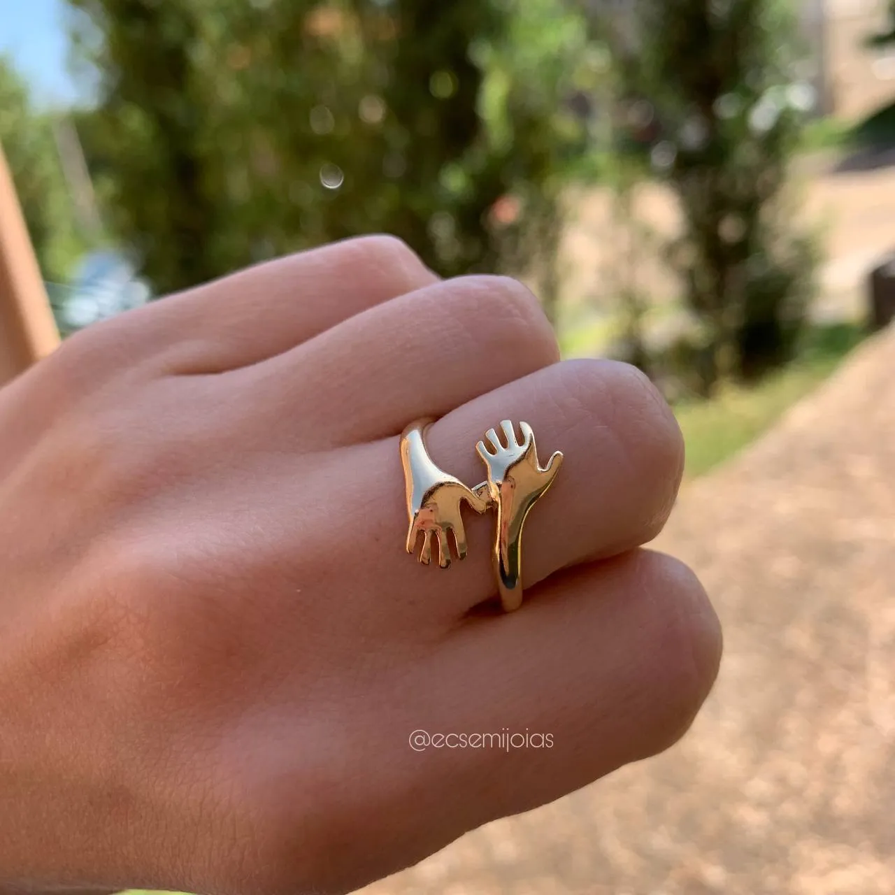 Anel mãos - banhado a ouro 18k
