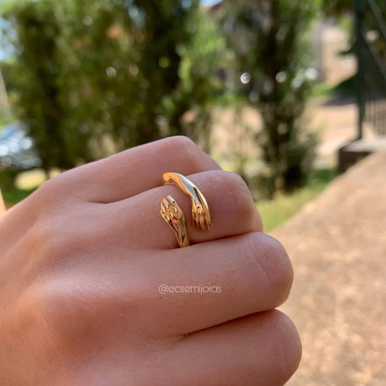 Anel mãos fechadas - banhado a ouro 18k