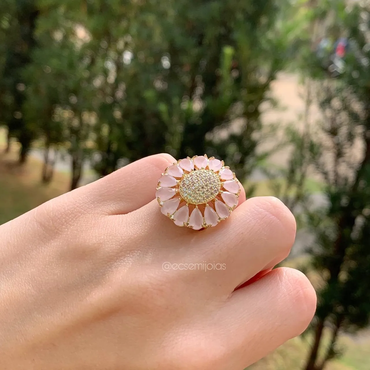 Anel margarida cravejado centro e pedras gotas em volta - banhado a ouro 18k