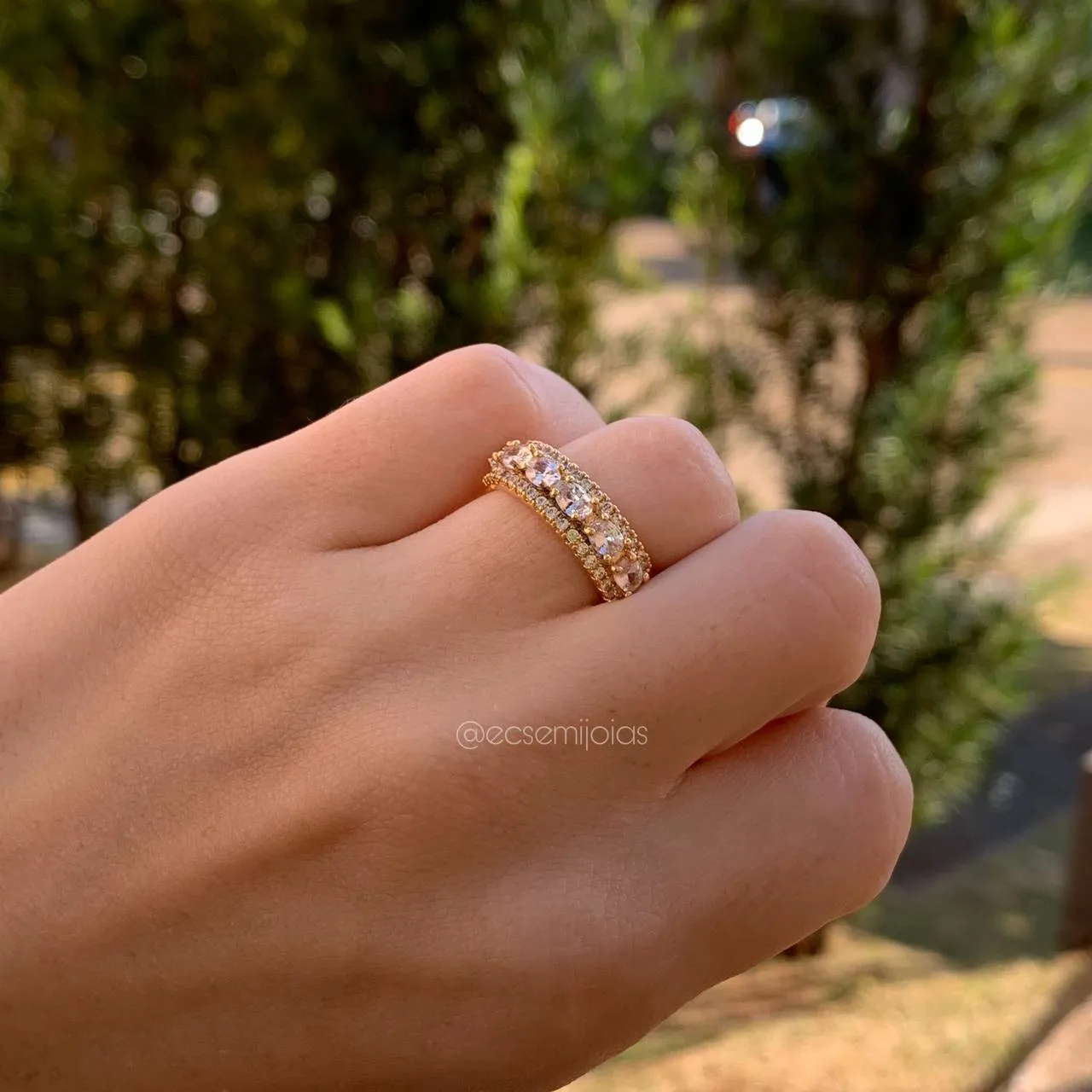 Anel meia aliança com pedras quadradas - banhado a ouro 18k