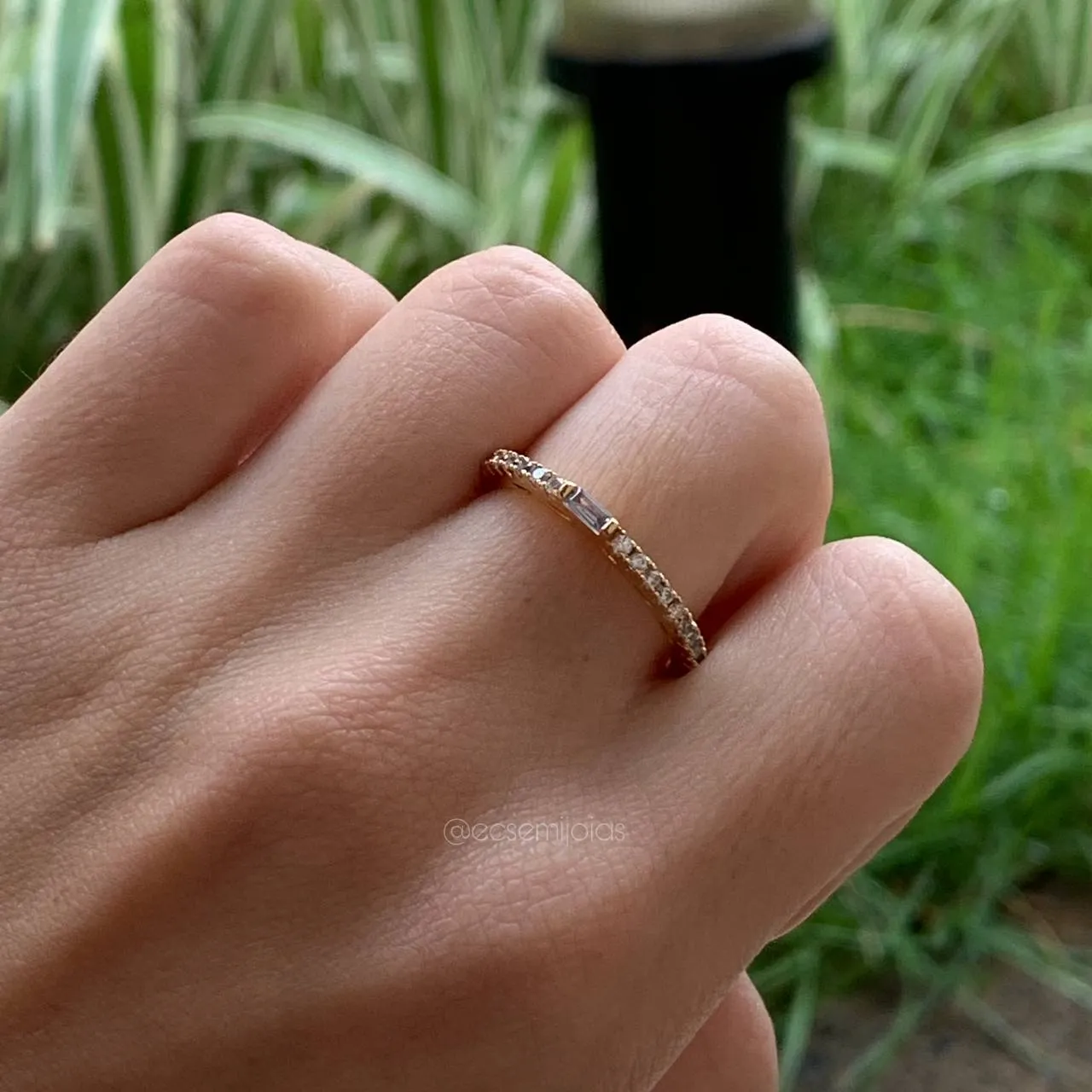Anel meia aliança cravejada com baguete em cima - banhado a ouro 18k