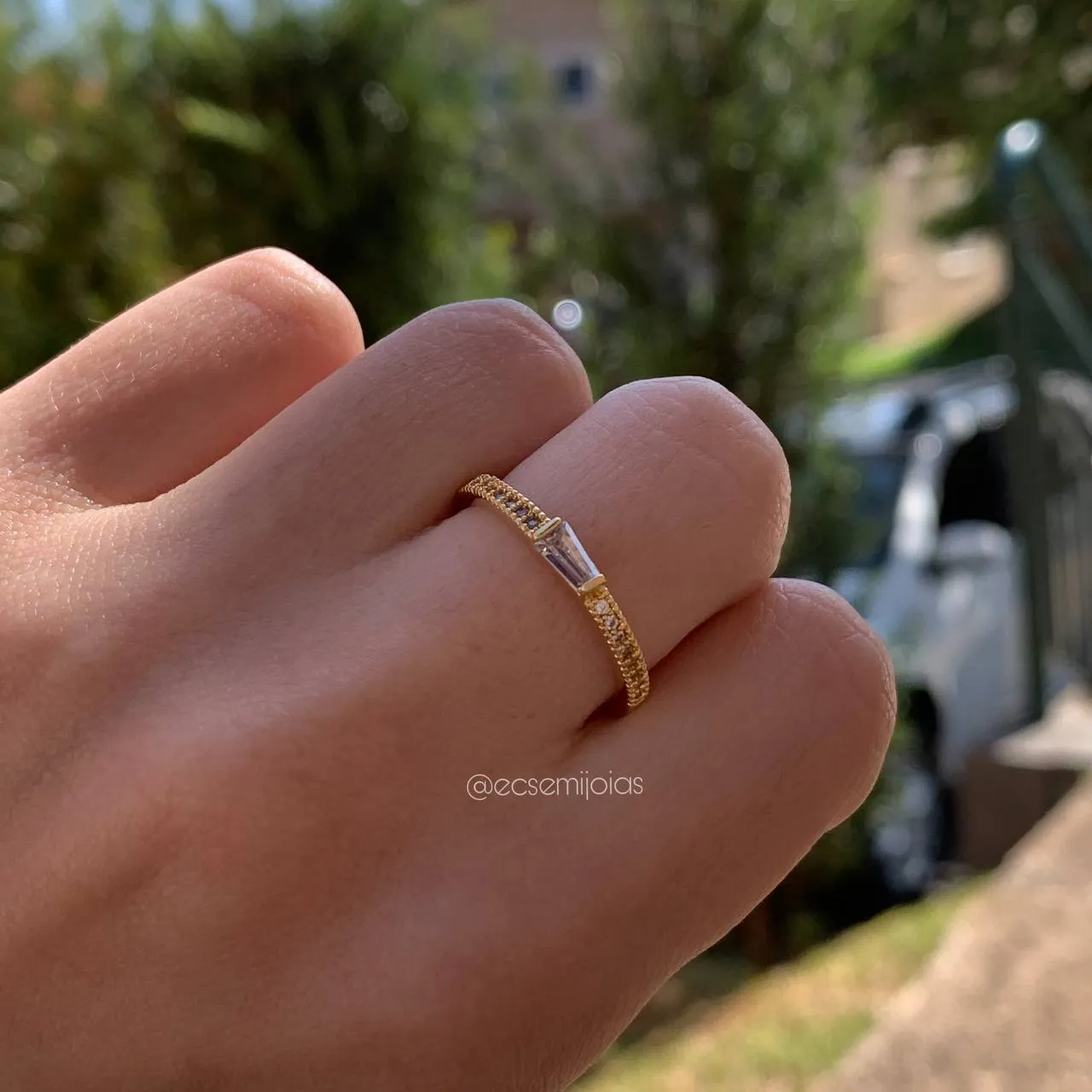 Anel meia aliança fina com pedra trilhon em cima - banhado a ouro 18k