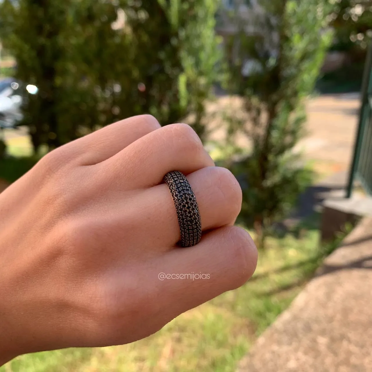 Anel meia aliança gordinha com 7 fileiras de zircônias - banhado a ouro 18k