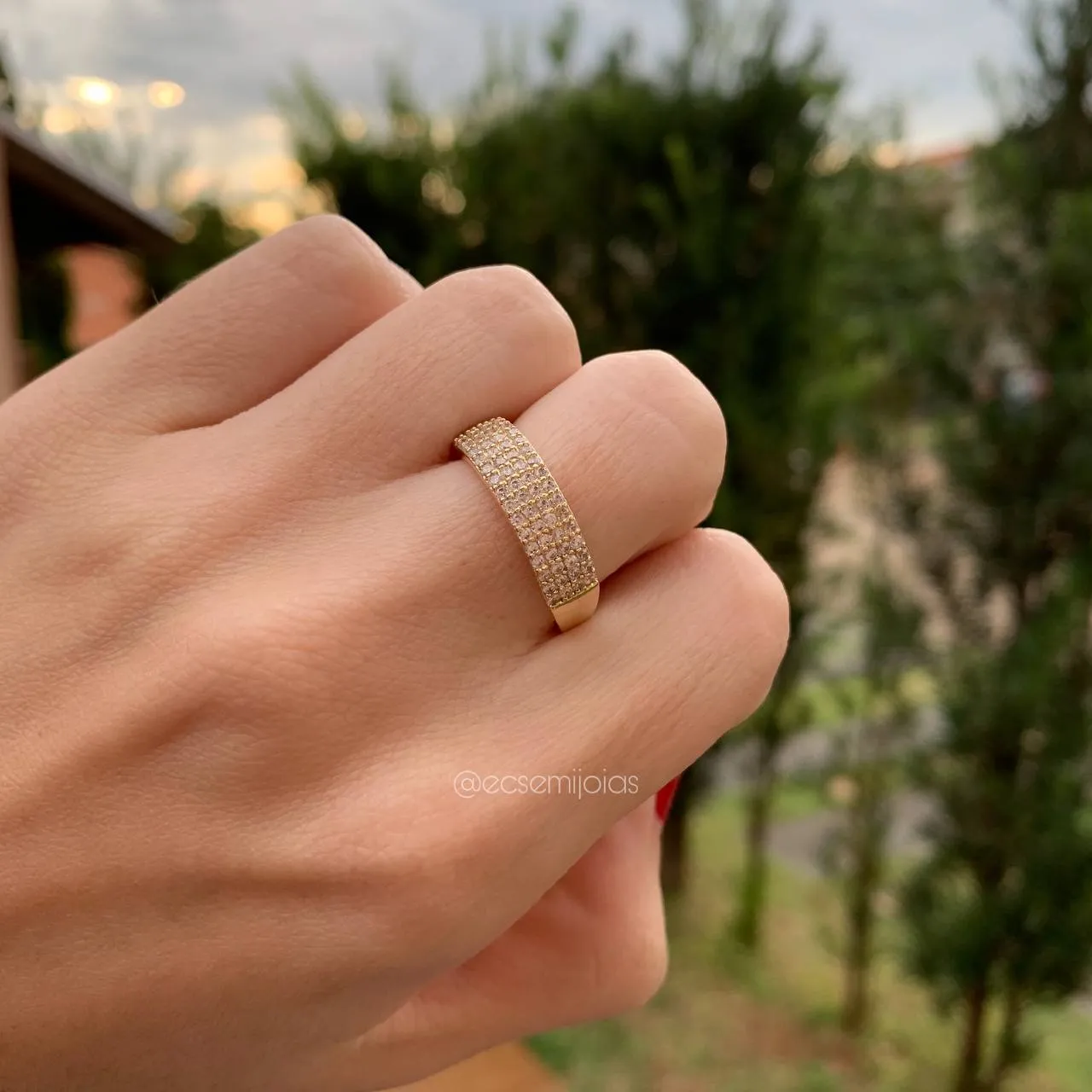 Anel meia aliança grossa cravejada - banhado a ouro 18k