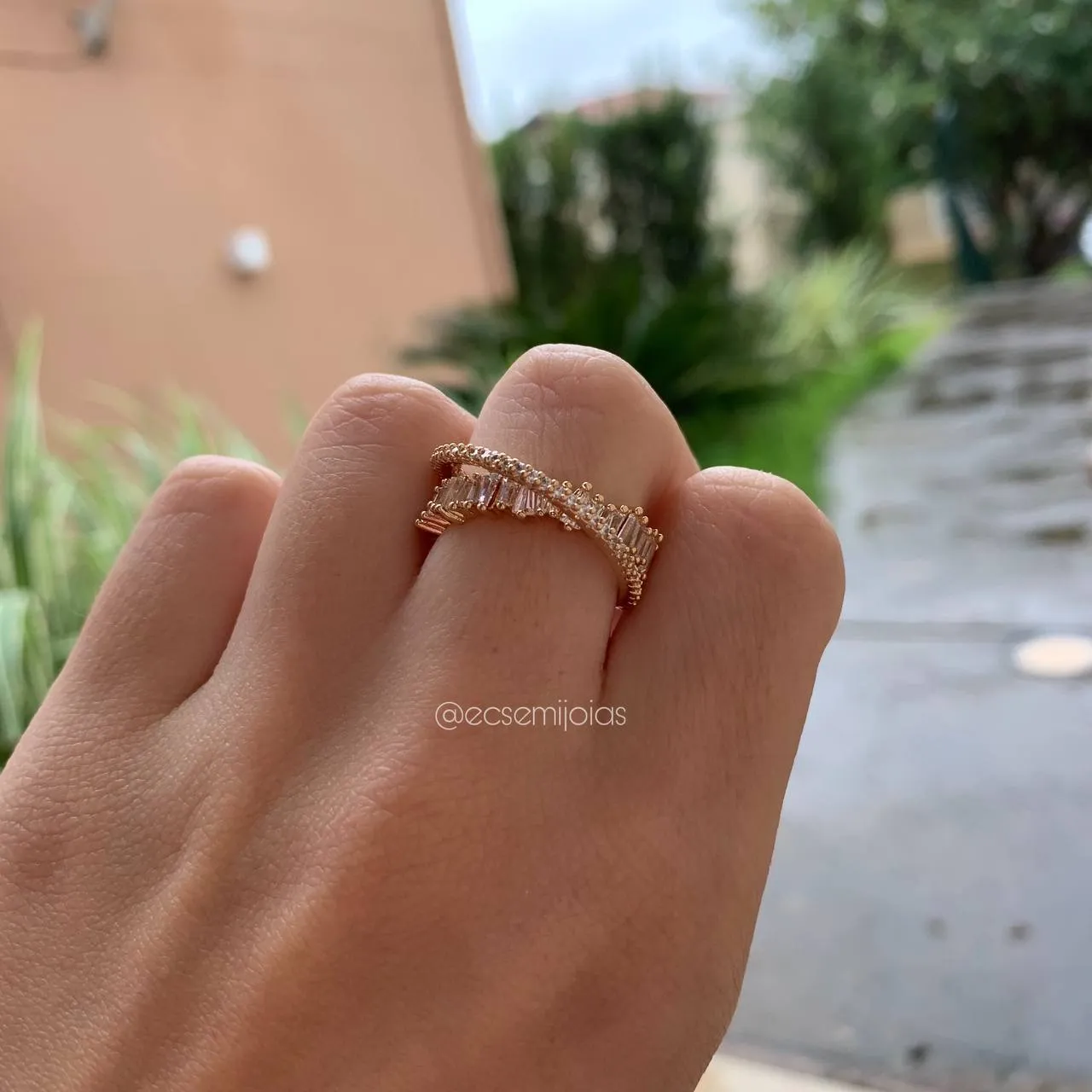 Anel meia aliança sobreposta com pedras baguetes - banhado a ouro 18k