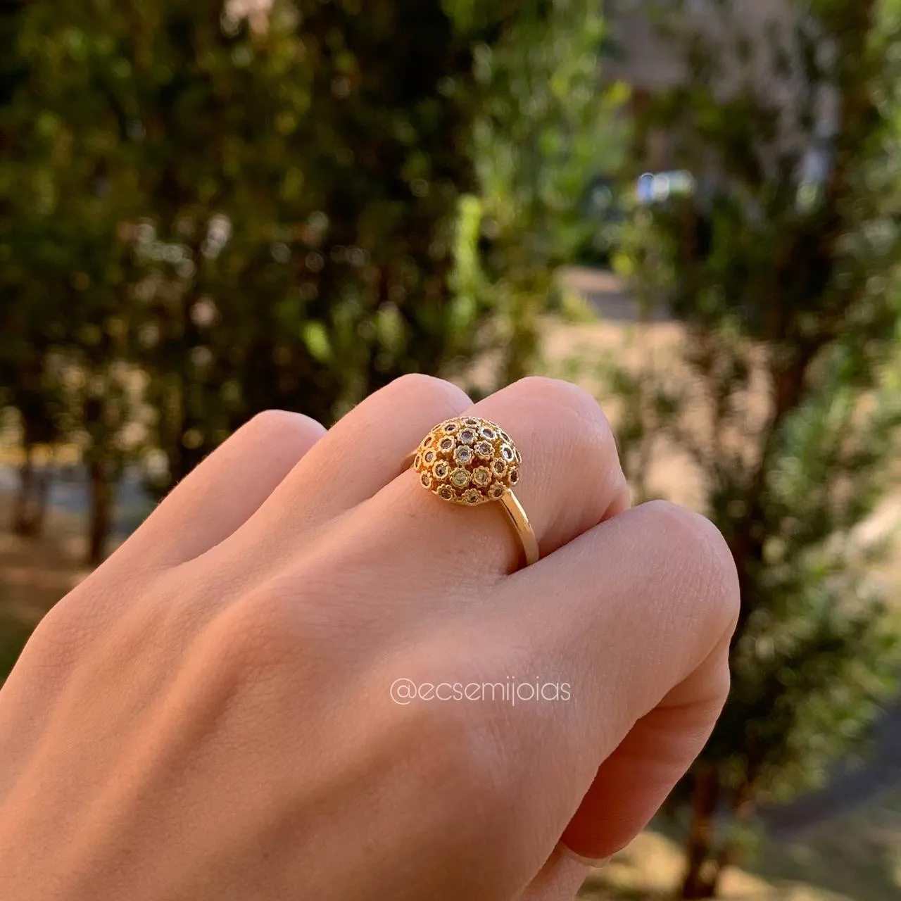 Anel meia bola cravejada bolinhada - banhado a ouro 18k