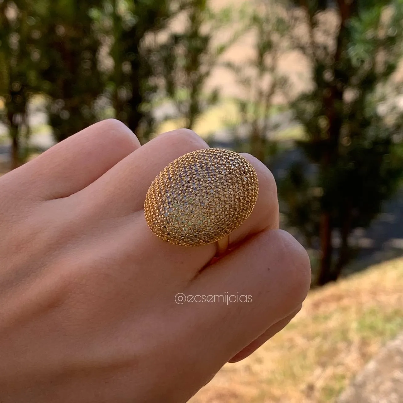 Anel metade oval grande cravejado inteiro - banhado a ouro 18k