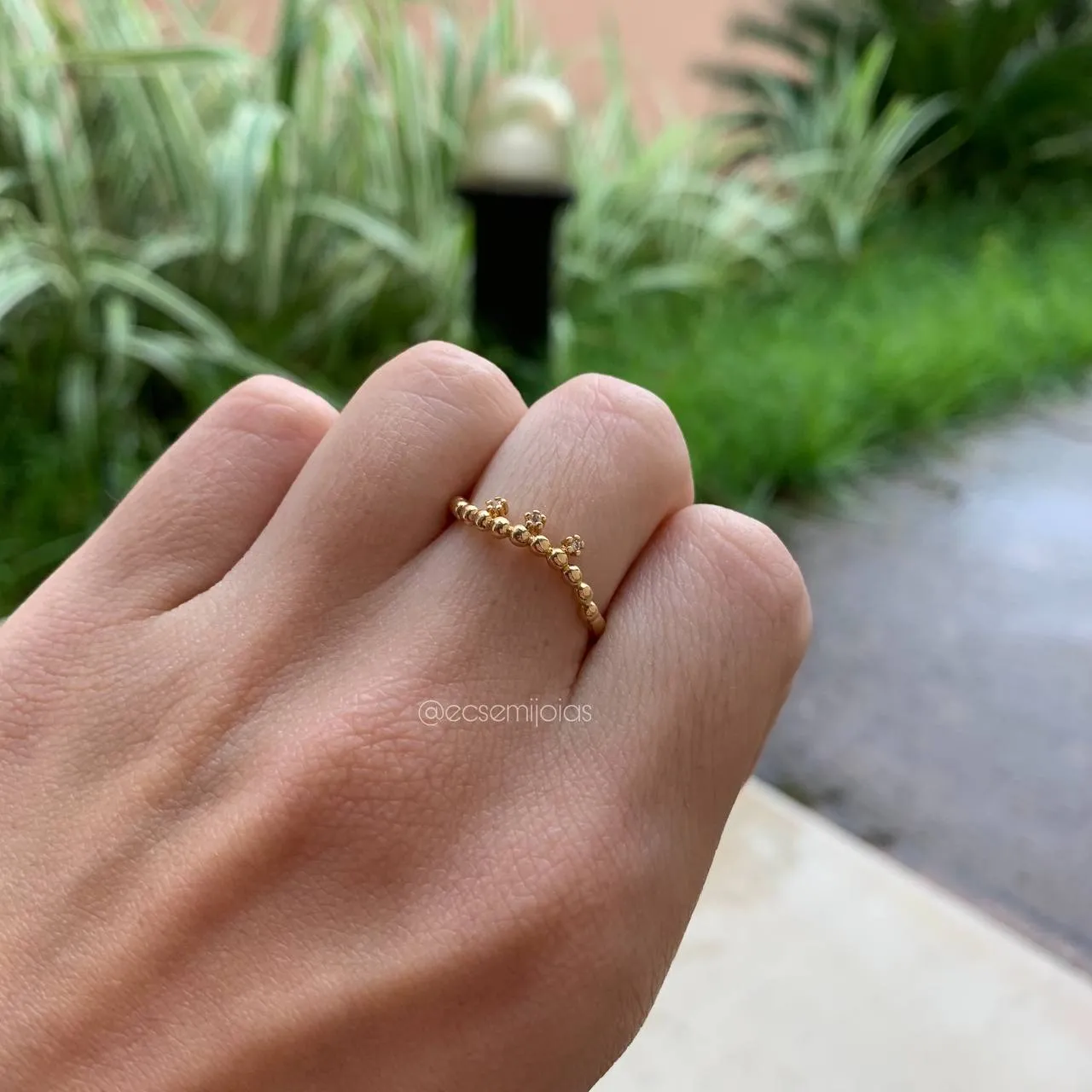 Anel ondulado bolinhado com 3 zircônias - banhado a ouro 18k