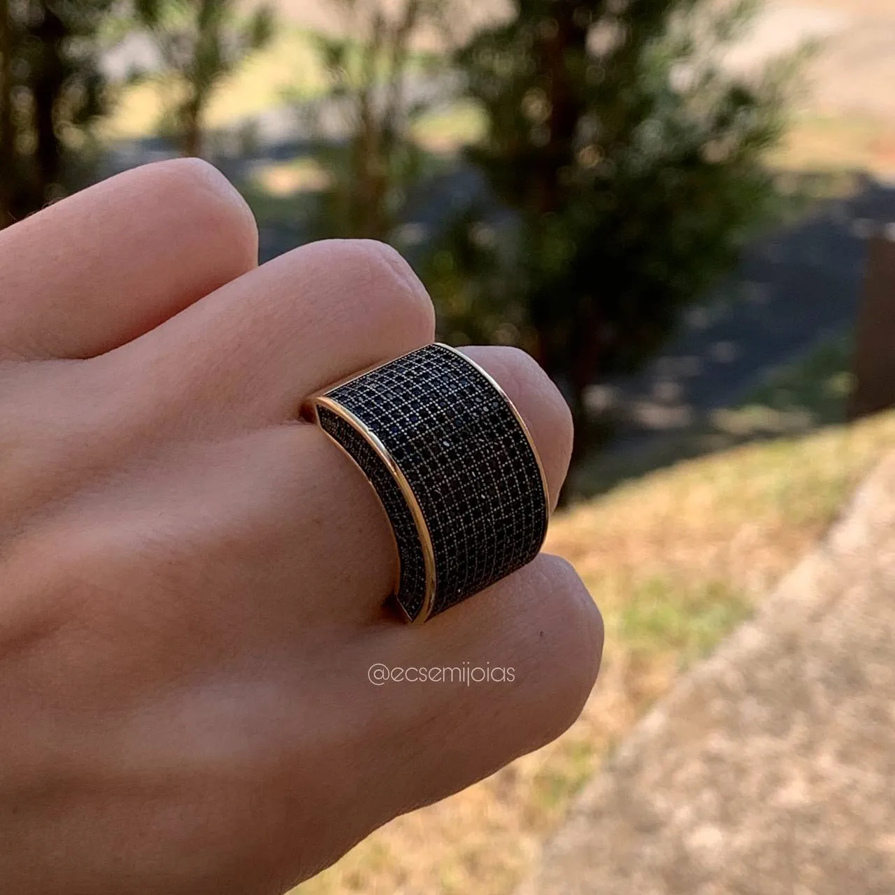 Anel oval cravejado em cima e lateral - banhado a ouro 18k