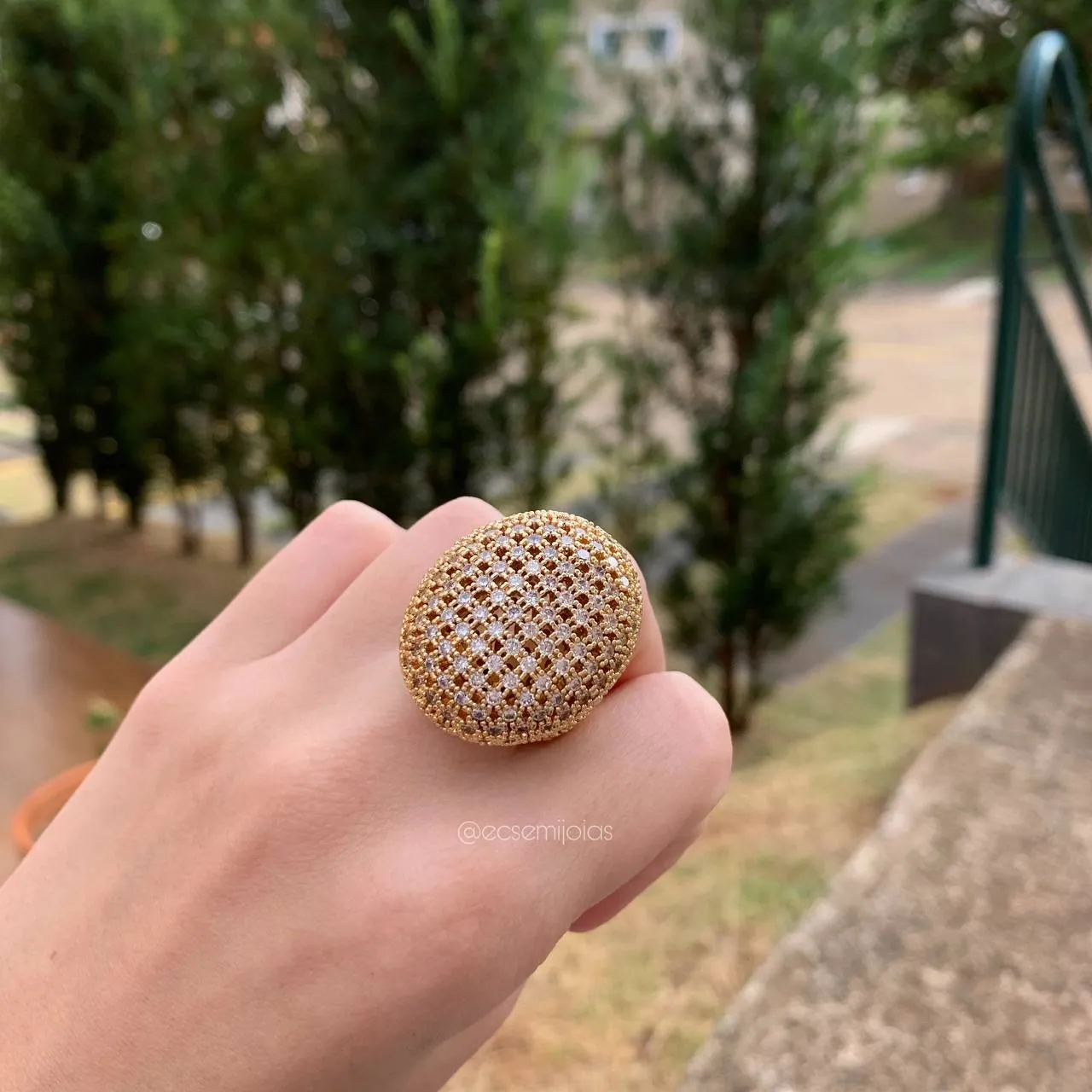 Anel oval grande cravejado com furinhos quadrados - banhado a ouro 18k