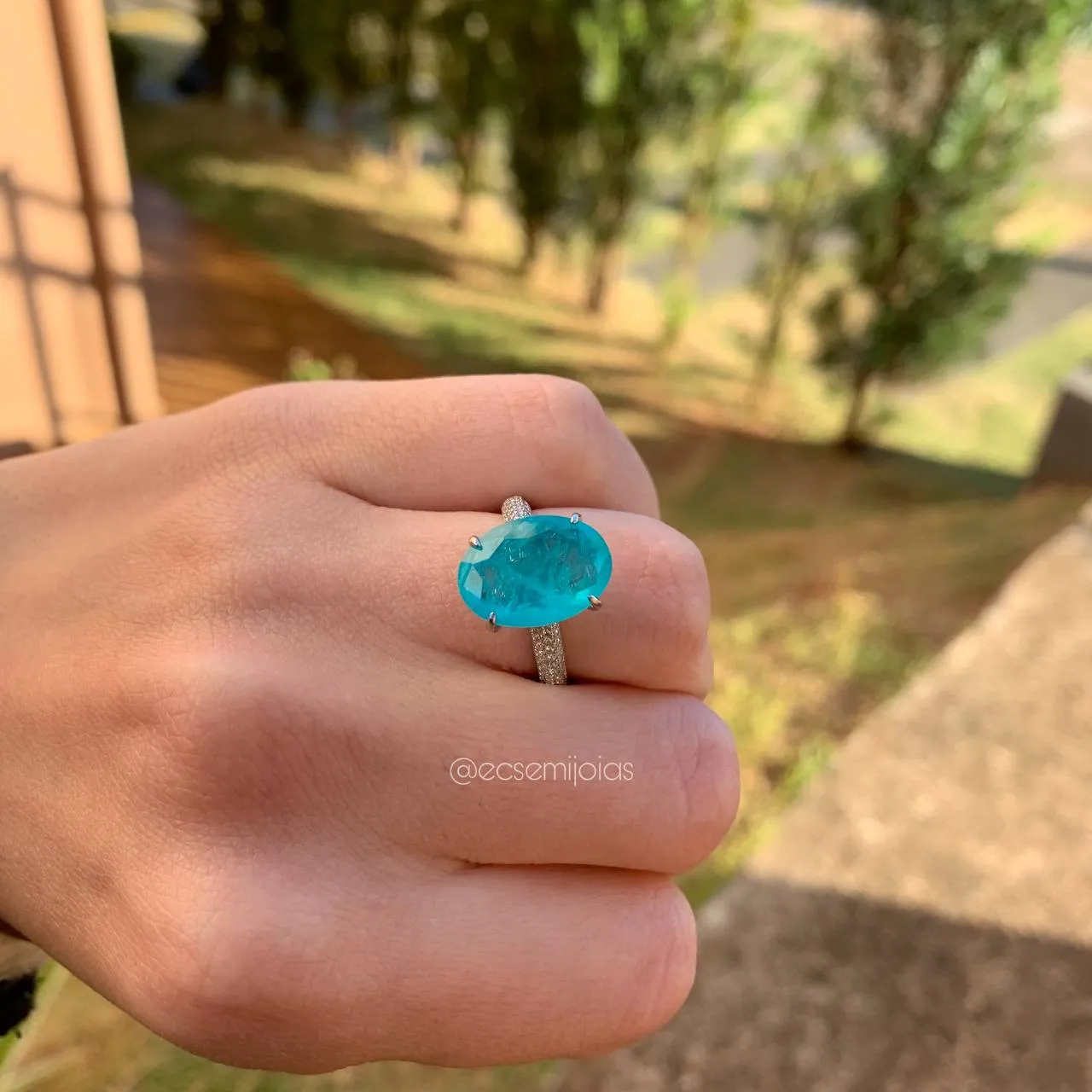 Anel pedra oval com aro cravejado - banhando a ródio branco