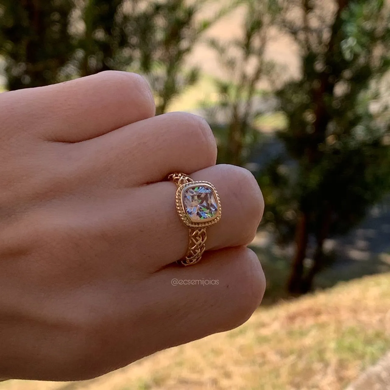 Anel pedra quadrada em cima a aro vazado - banhado a ouro 18k