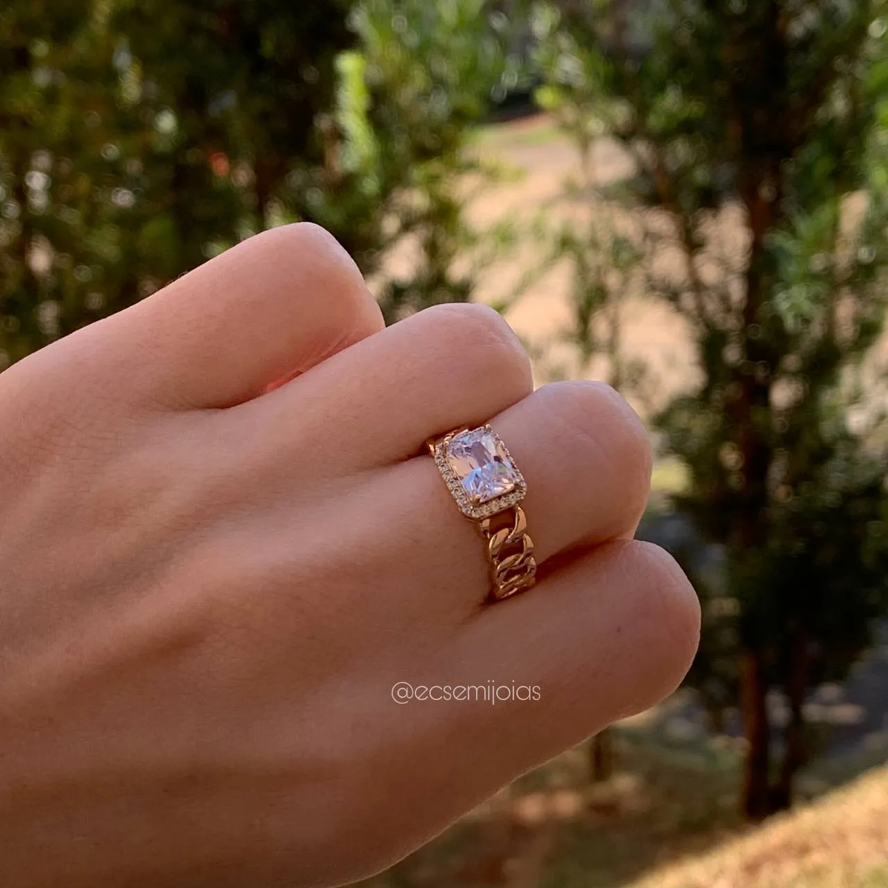 Anel pedra retangular aro trançado - banhado a ouro 18k