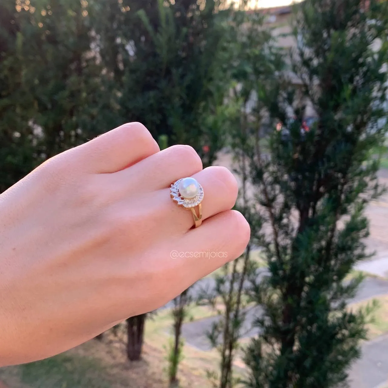 Anel pérola cravejado em volta - banhado a ouro 18k
