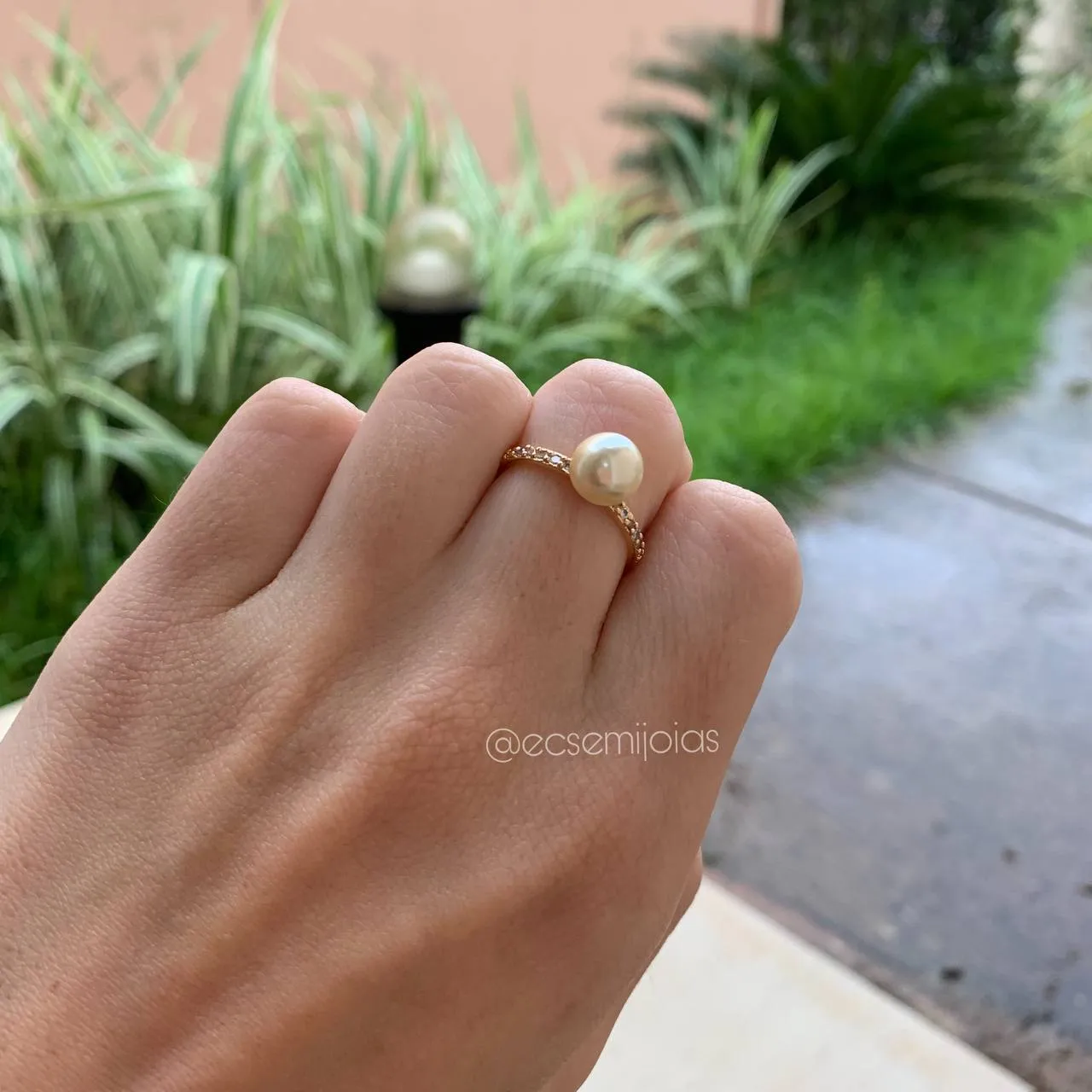 Anel pérola meio aro cravejado - banhado a ouro 18k