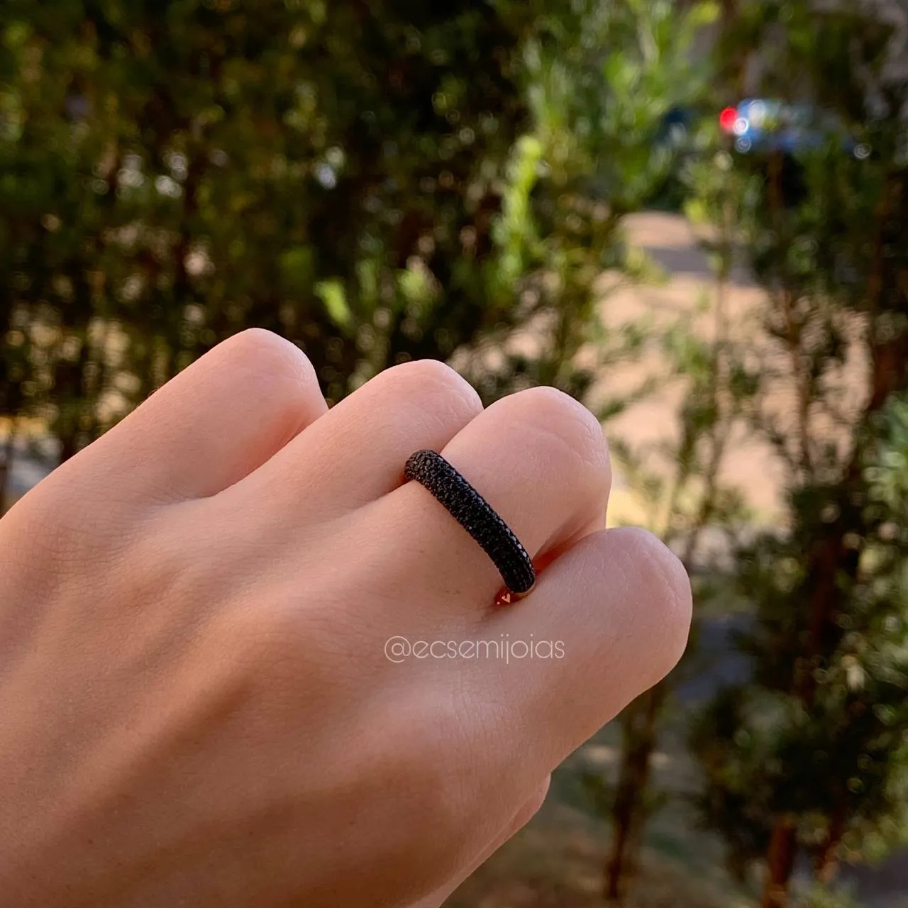 Anel quadrado cravejado em cima - banhado a ouro 18k