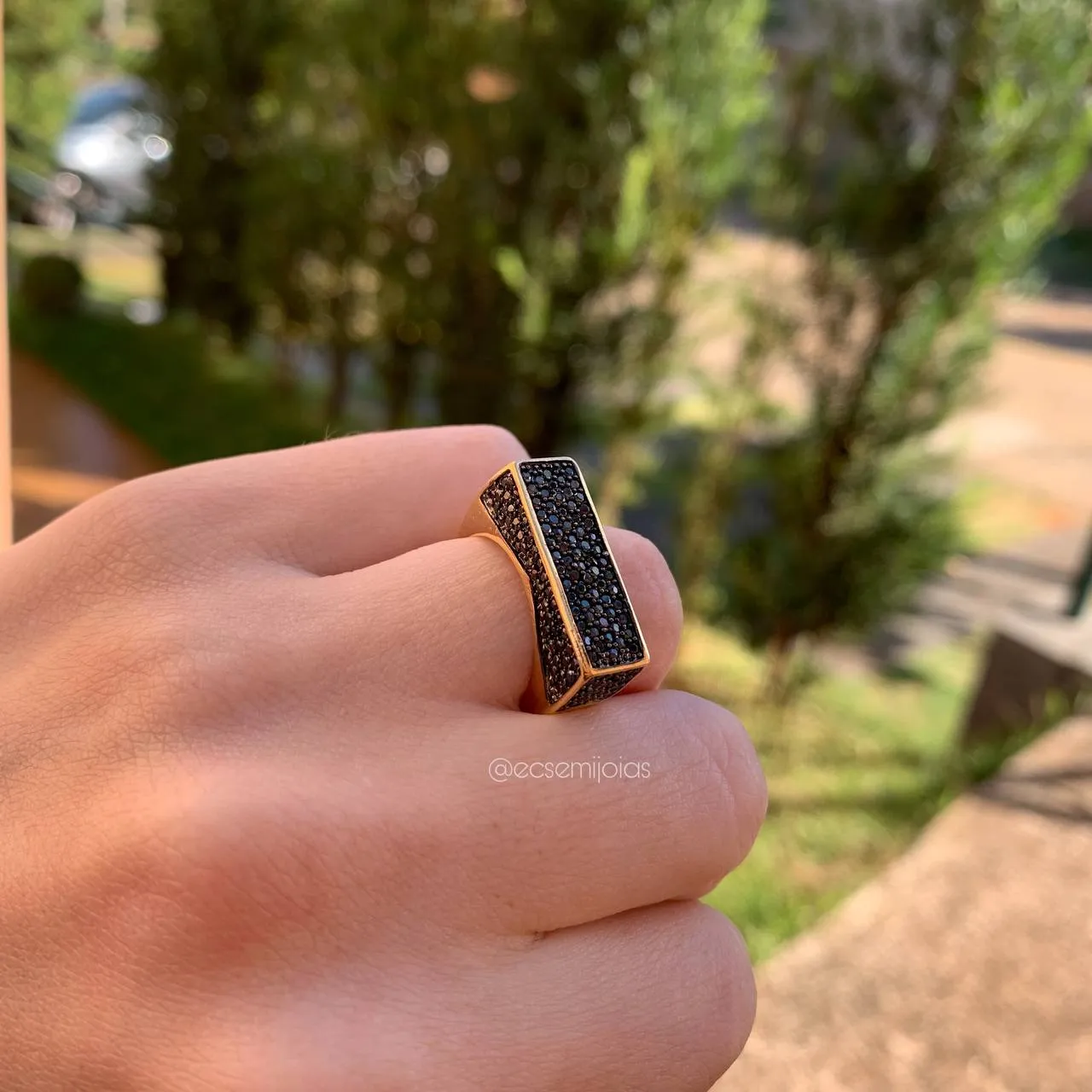 Anel quadrado cravejado em cima e na lateral - banhado a ouro 18k