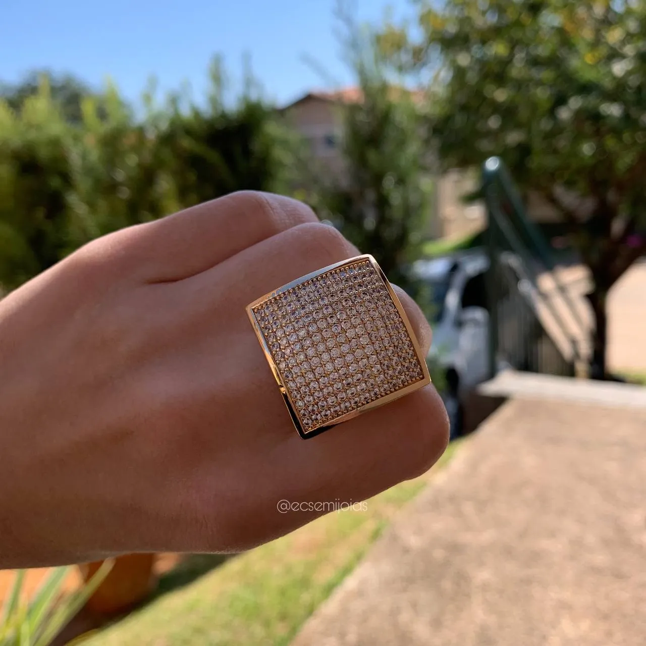 Anel quadrado grande cravejado, laterais grossas e lisas -banhado a ouro 18k