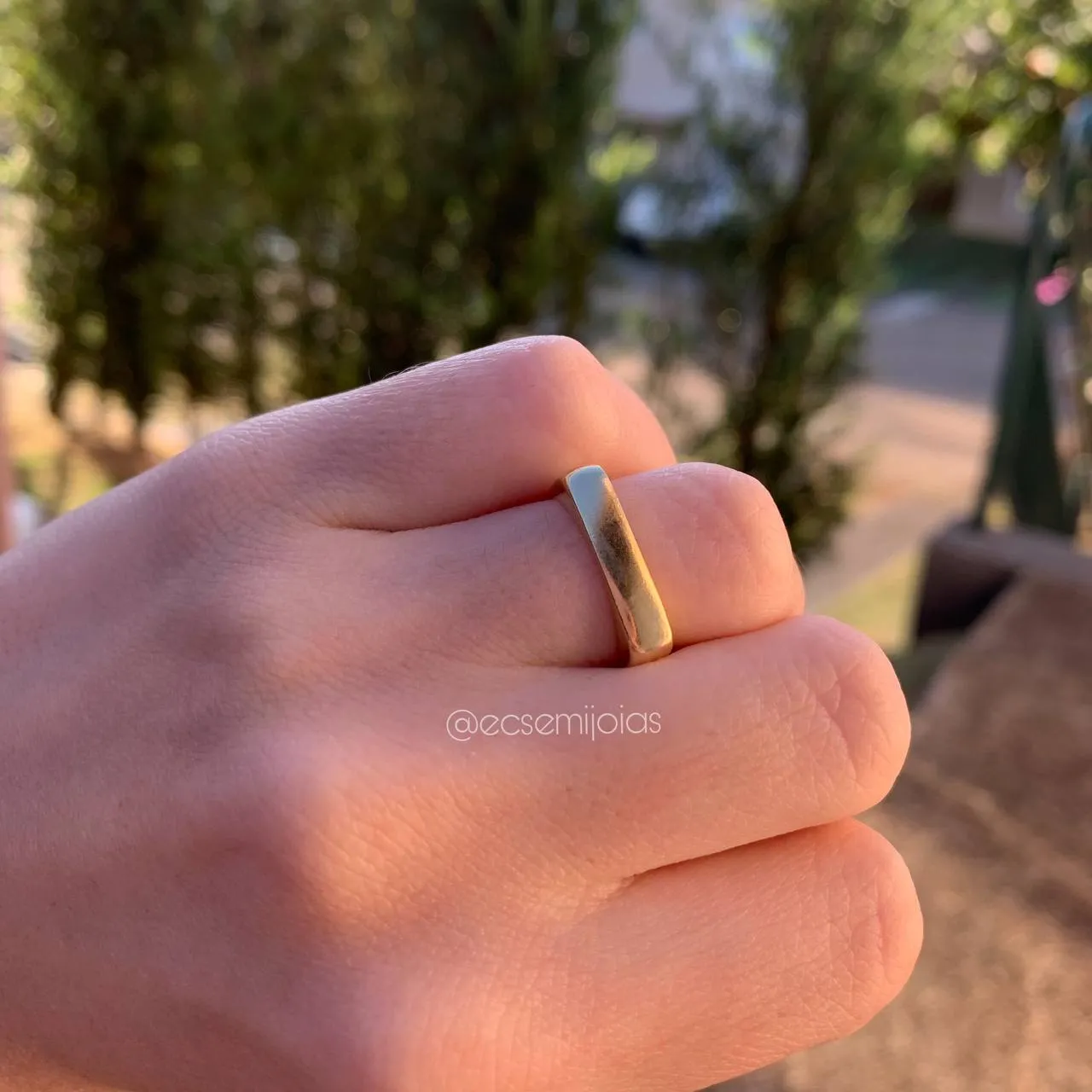 Anel quadrado liso mais grossinho - banhado a ouro 18k