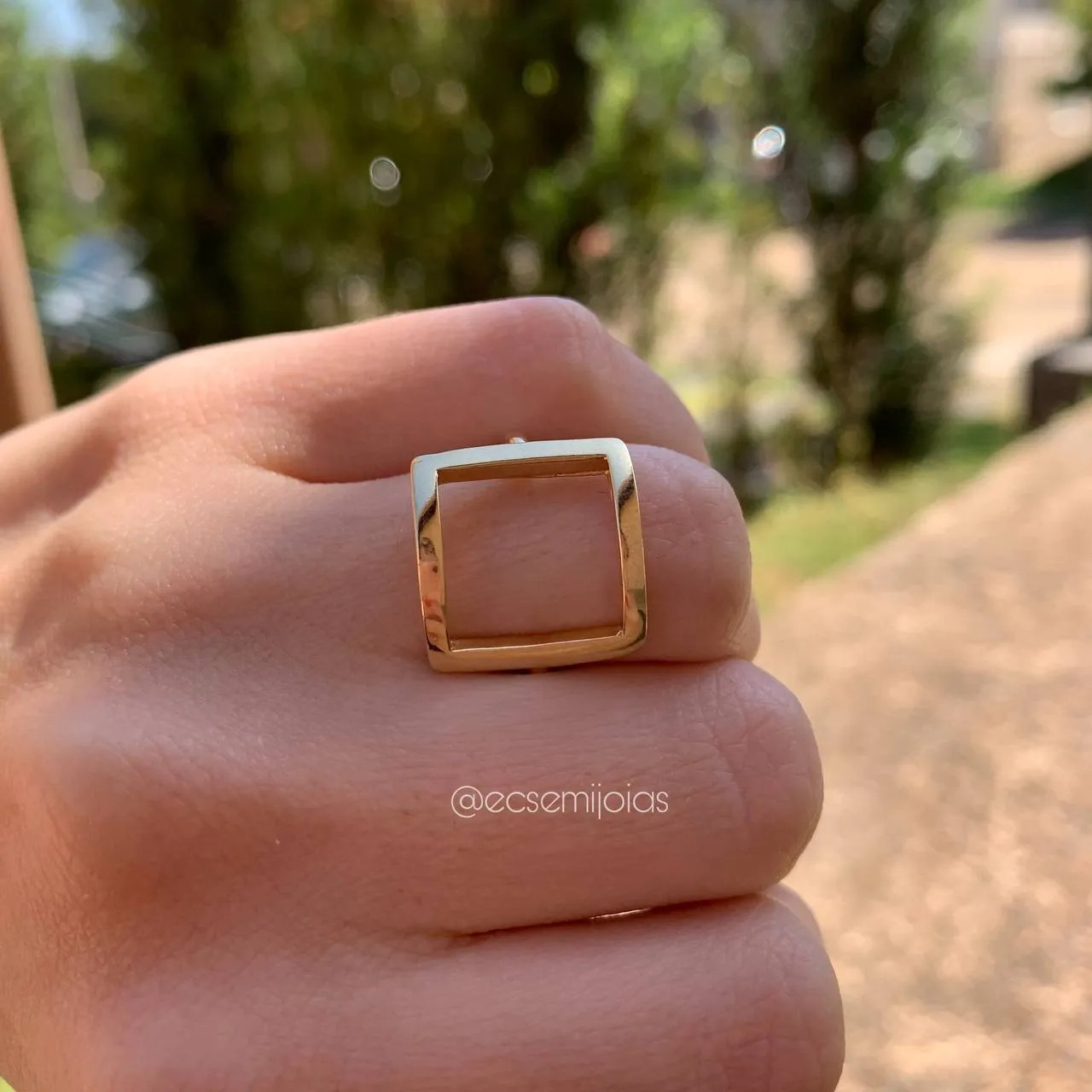 Anel  quadrado vazado - banhado a ouro 18k