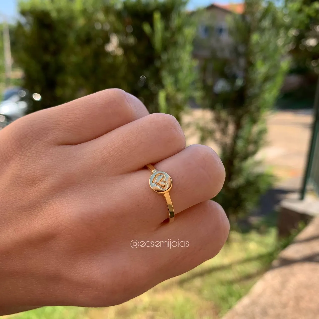 Anel redondo com coração desenhado - banhado a ouro 18k