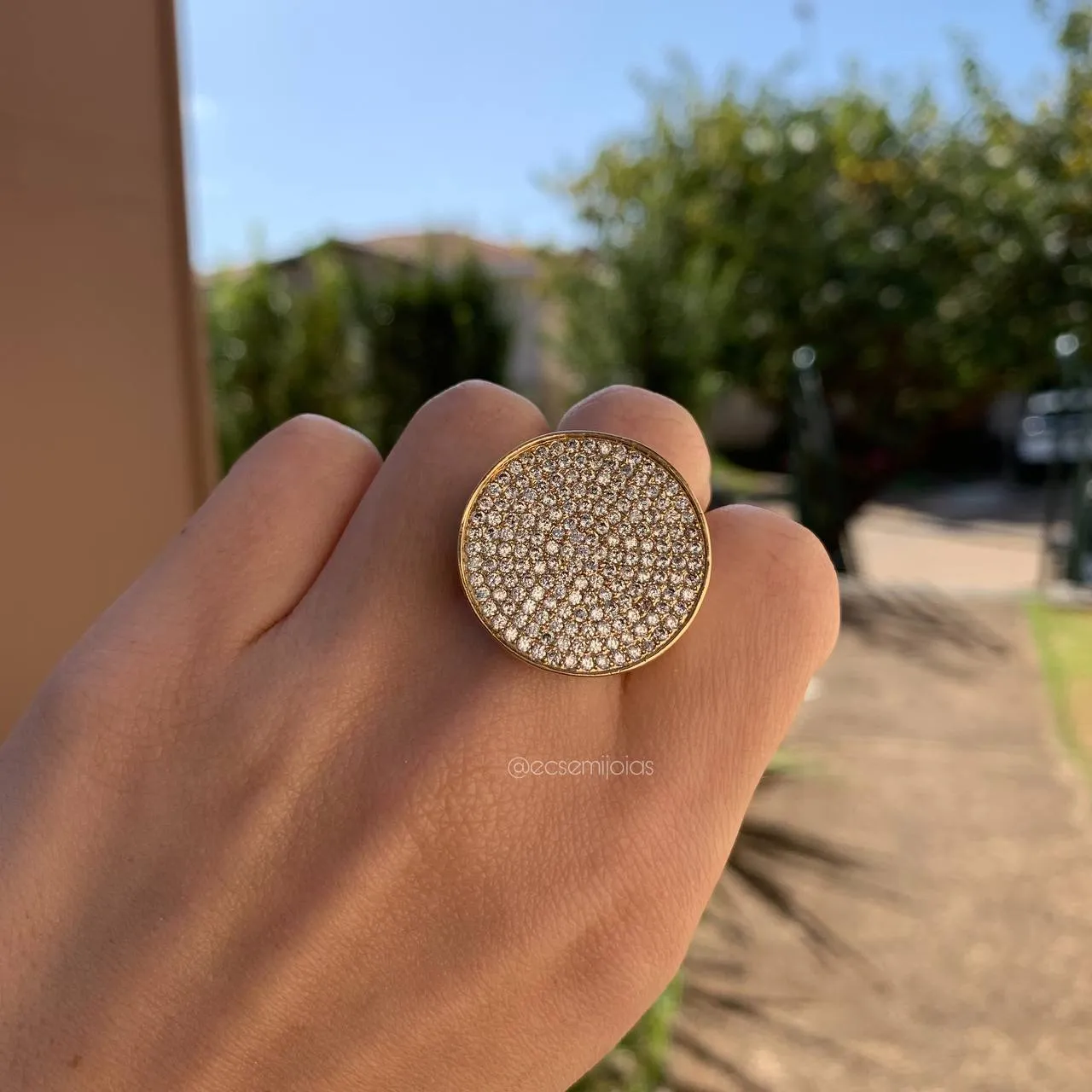 Anel redondo cravejado em cima - banhado a ouro 18k