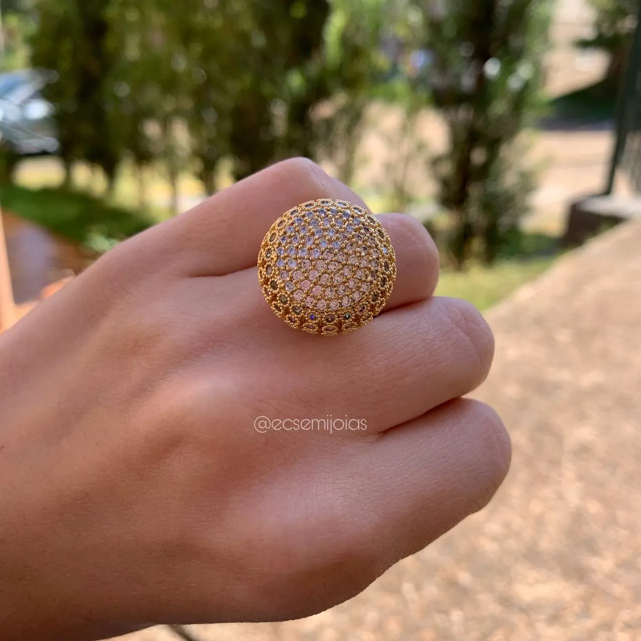 Anel redondo cravejado em cima e laterais e 3 fileiras zircônias no início do aro - banhado a ouro 18k