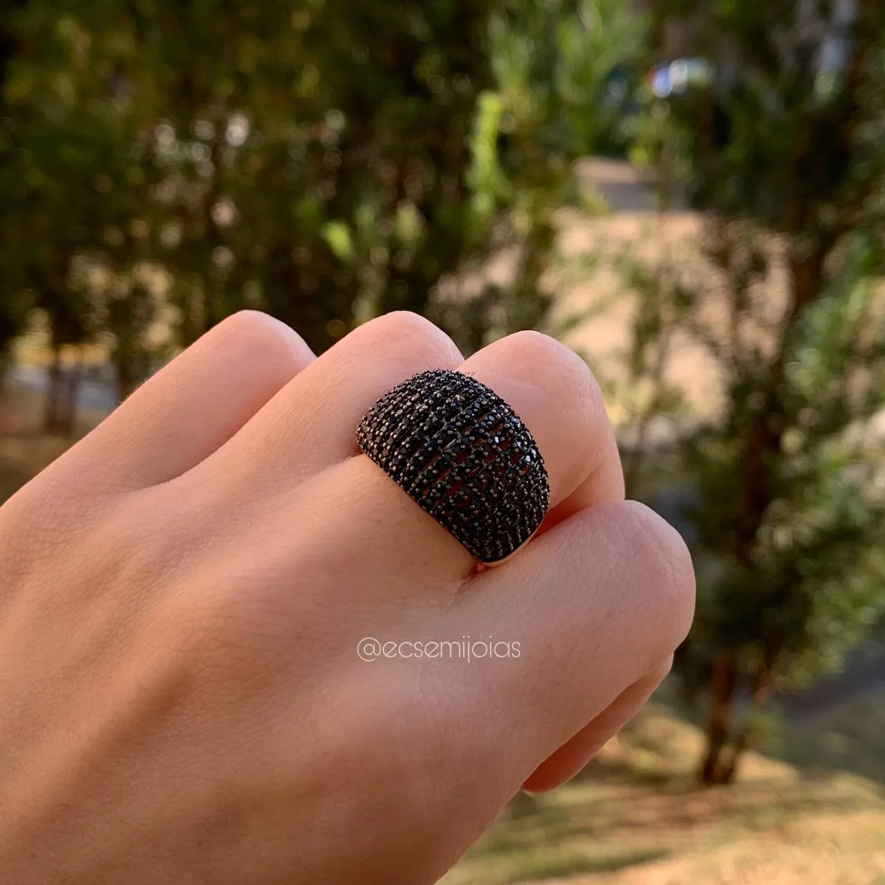 Anel redondo filetes cravejados - banhado a ouro 18k