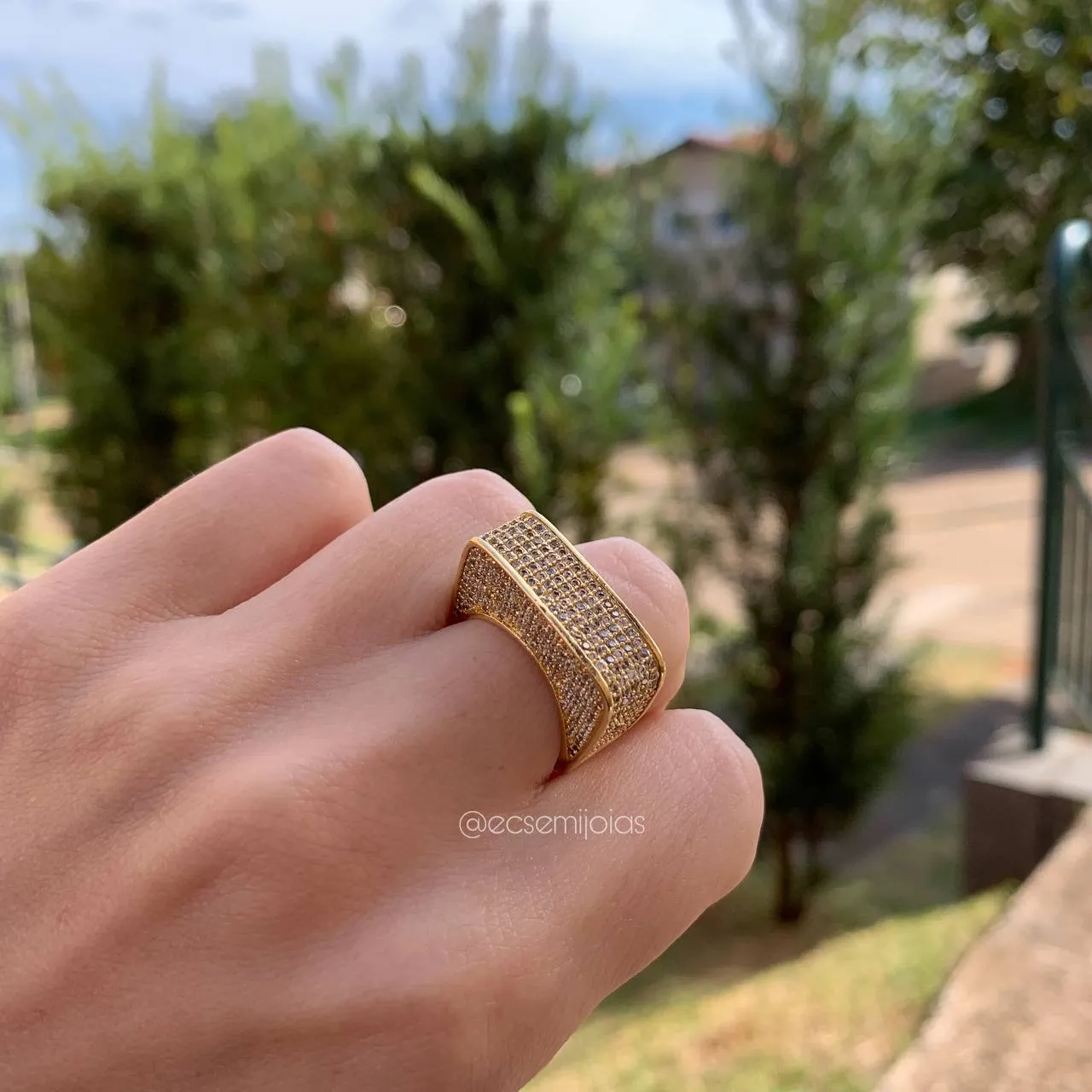 Anel retangular cravejado em cima e dos lados - banhado a ouro 18k