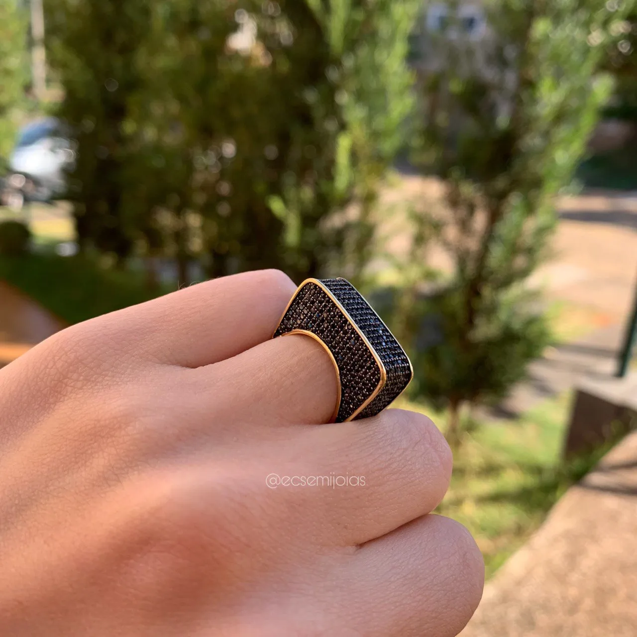 Anel retangular cravejado em cima e dos lados - banhado a ouro 18k