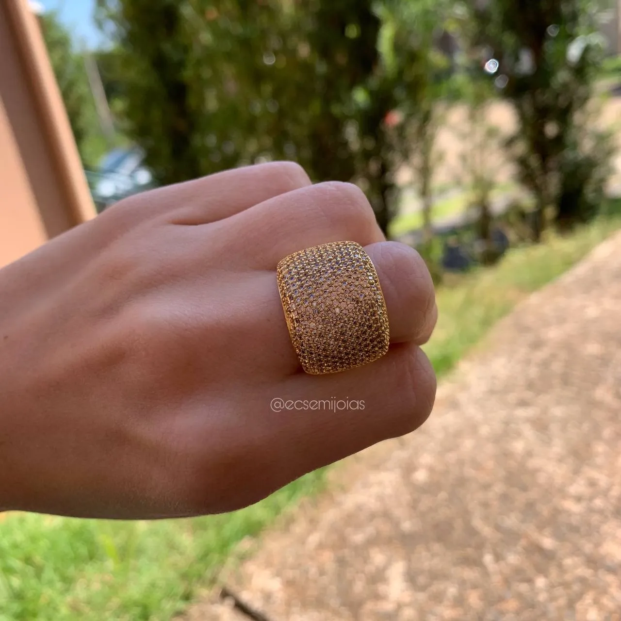 Anel retangulo abaulado inteiro cravejado grosso - banhado a ouro 18k