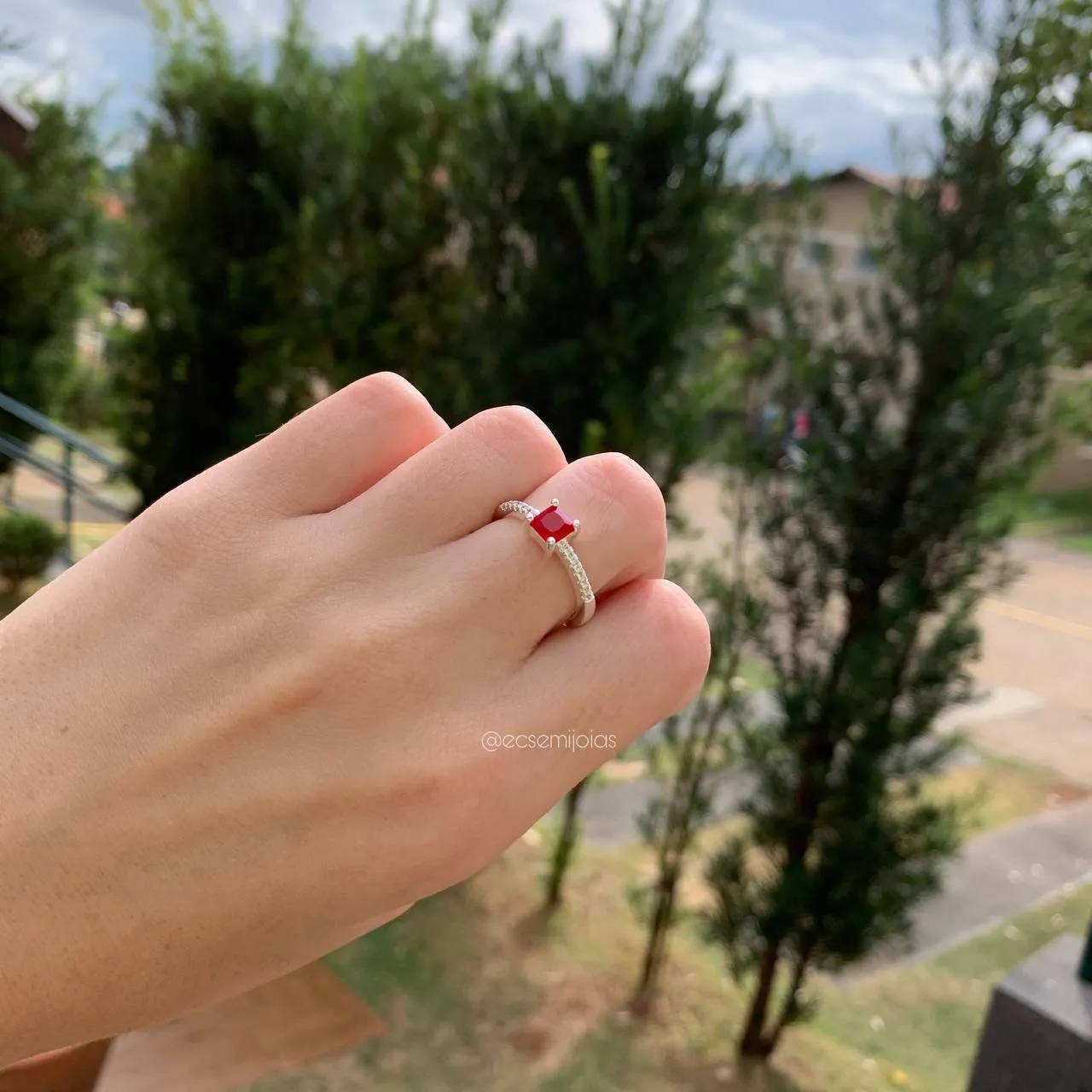 Anel solitário c/ pedra quadrada ruby cravejado laterais na zircônia branca  banhada a prata 925