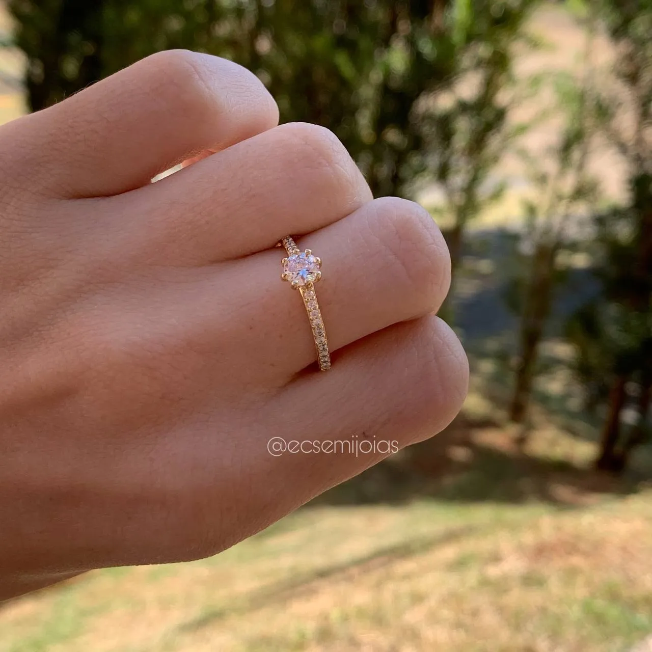 Anel solitário com aro cravejado pedra central 6 mm - banhado a ouro 18k