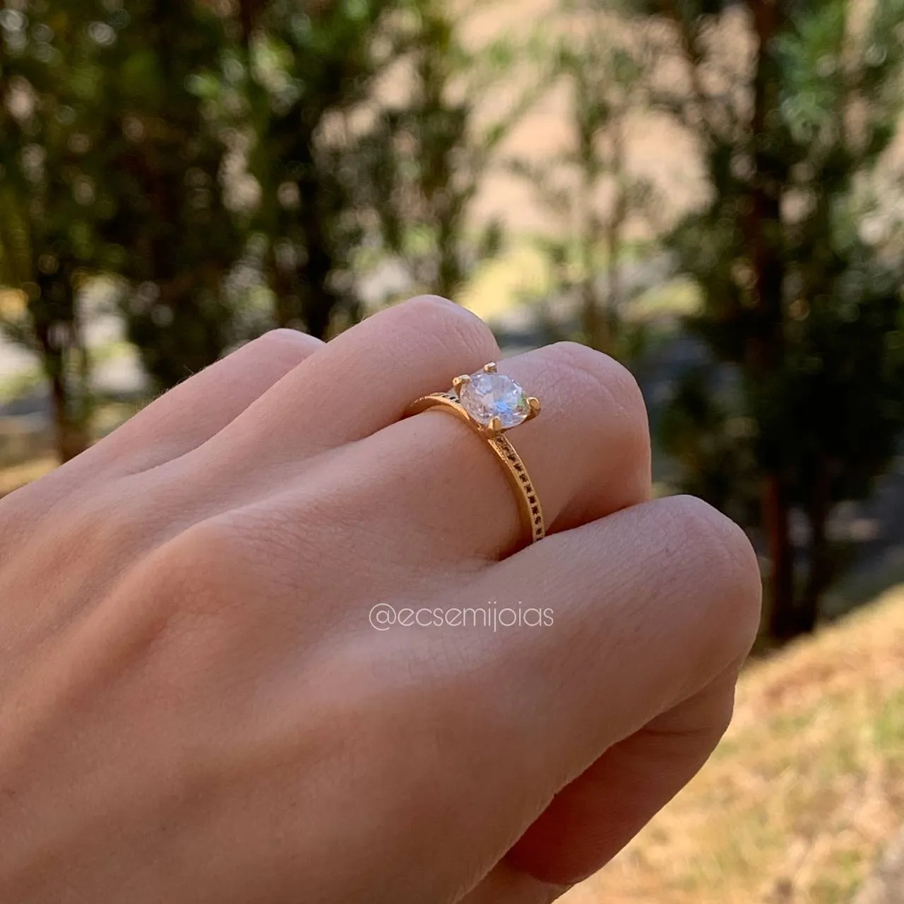Anel solitário com aro todo cravejado - banhado a ouro 18k