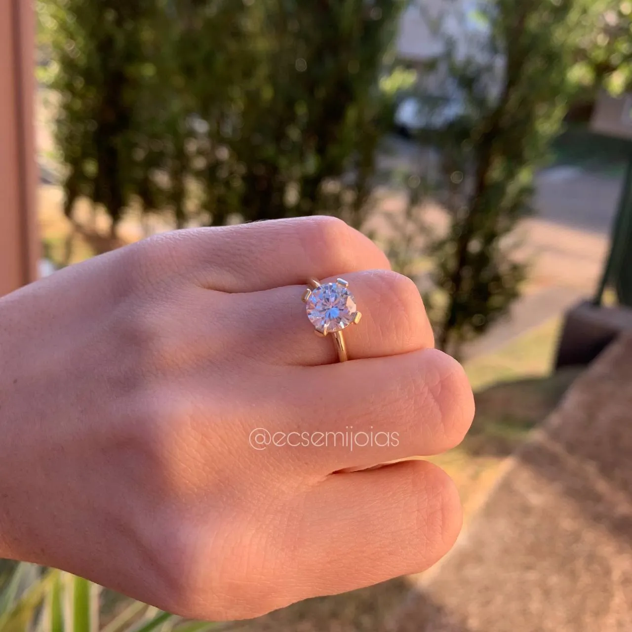 Anel solitário com garras altas pedra 8 mm - banhado a ouro 18k