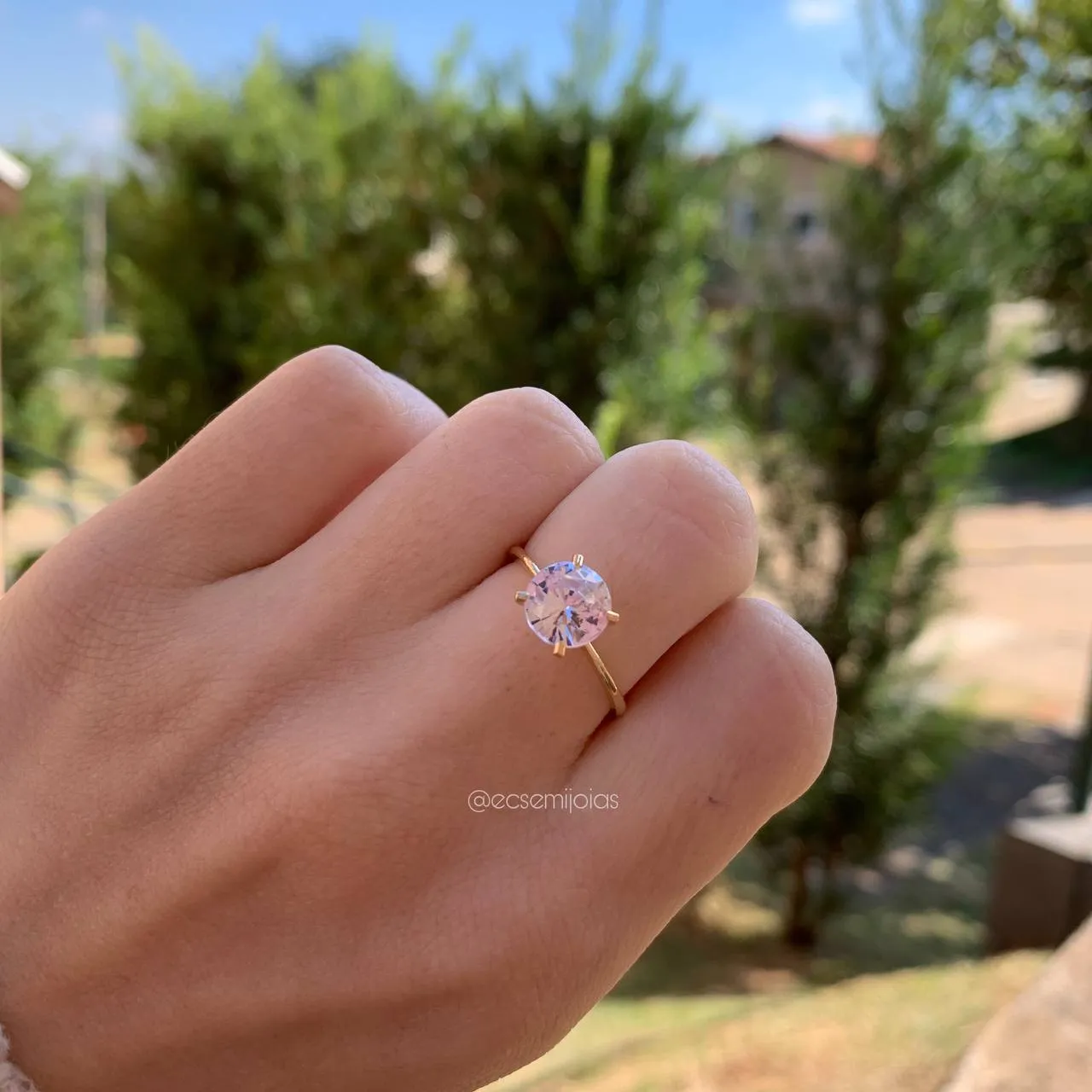 Anel solitário com pedra de 8mm e 4 garras - banhado a ouro 18k