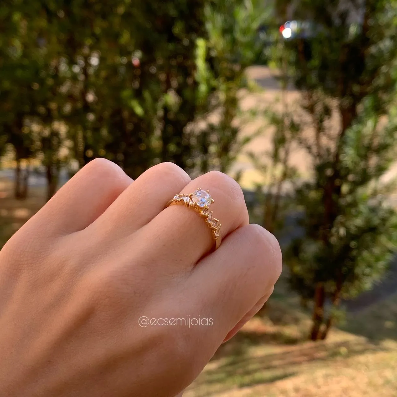 Anel solitário com zircônia redondas aro com pedras baguetes tortas - banhado a ouro 18k