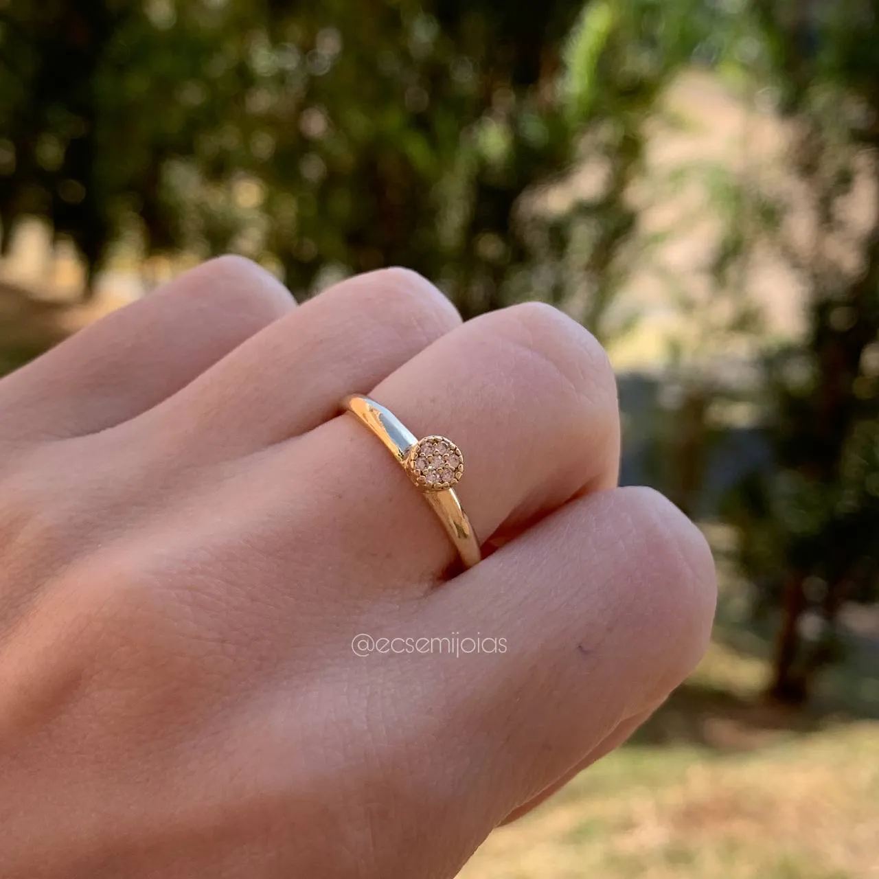 Anel solitário cravejado - banhado a ouro 18k