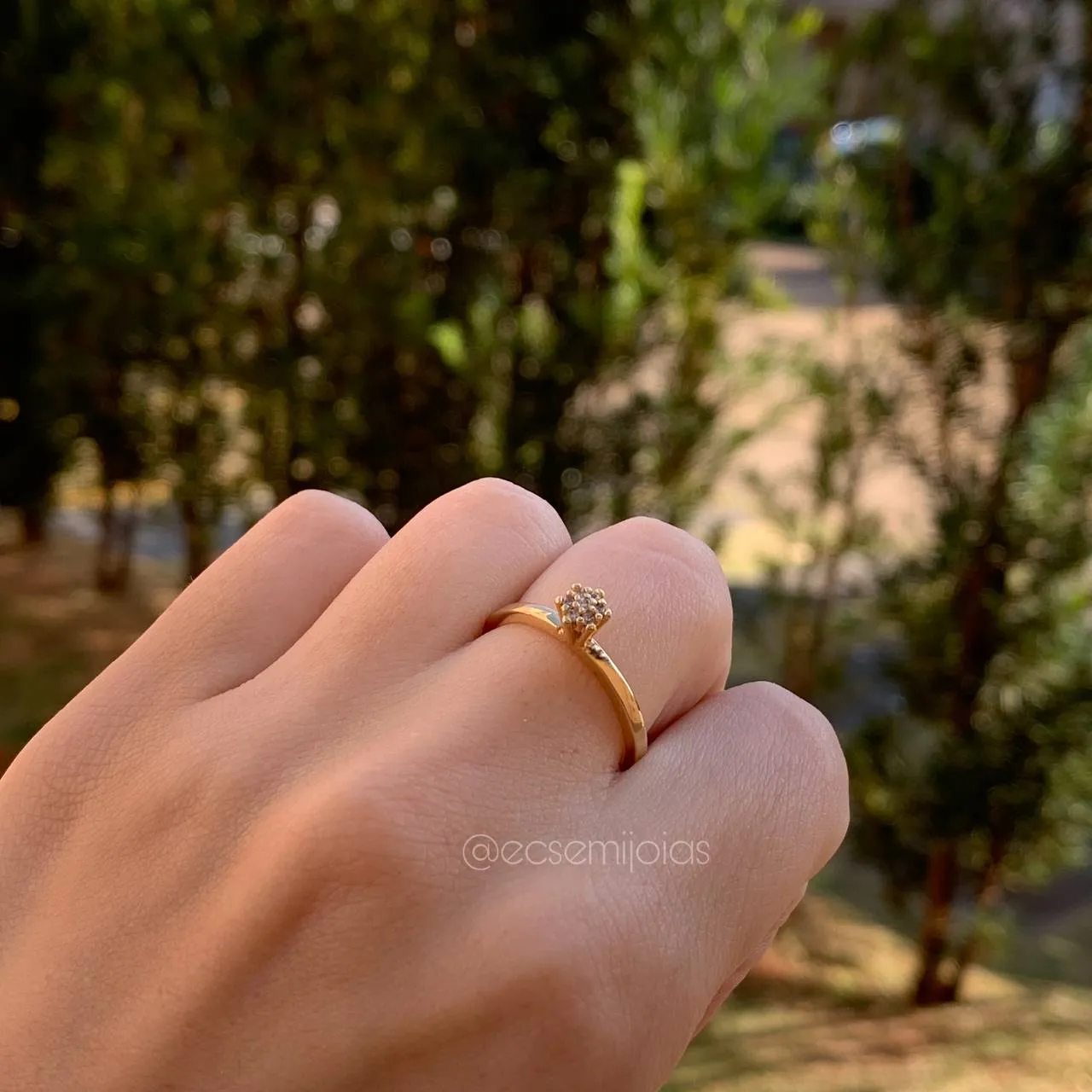 Anel solitário fino com zircônia 6 garras e bolinhas douradas no centro - banhado a ouro 18k